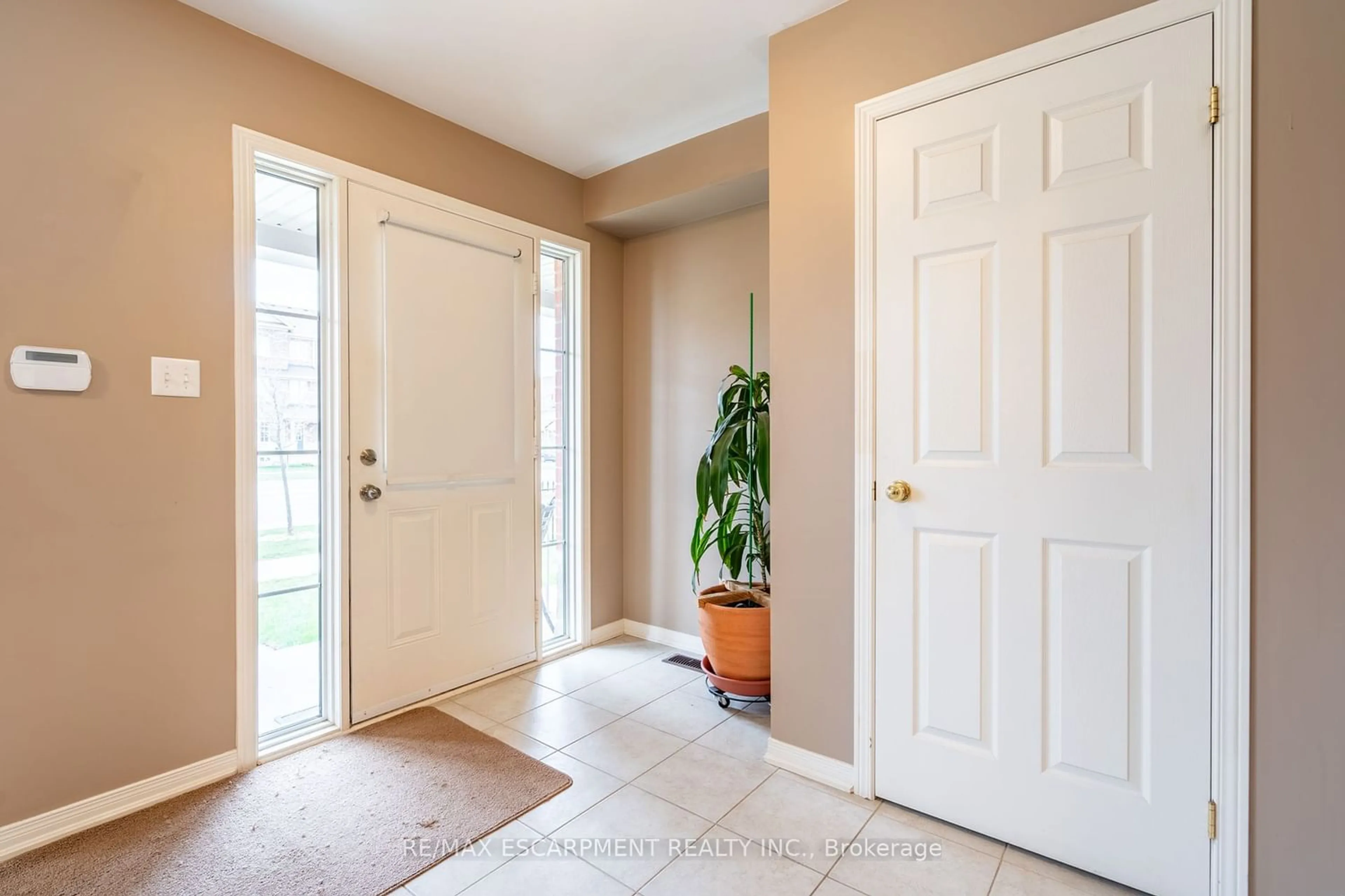 Indoor entryway for 104 Burke St, Hamilton Ontario L8B 0R5