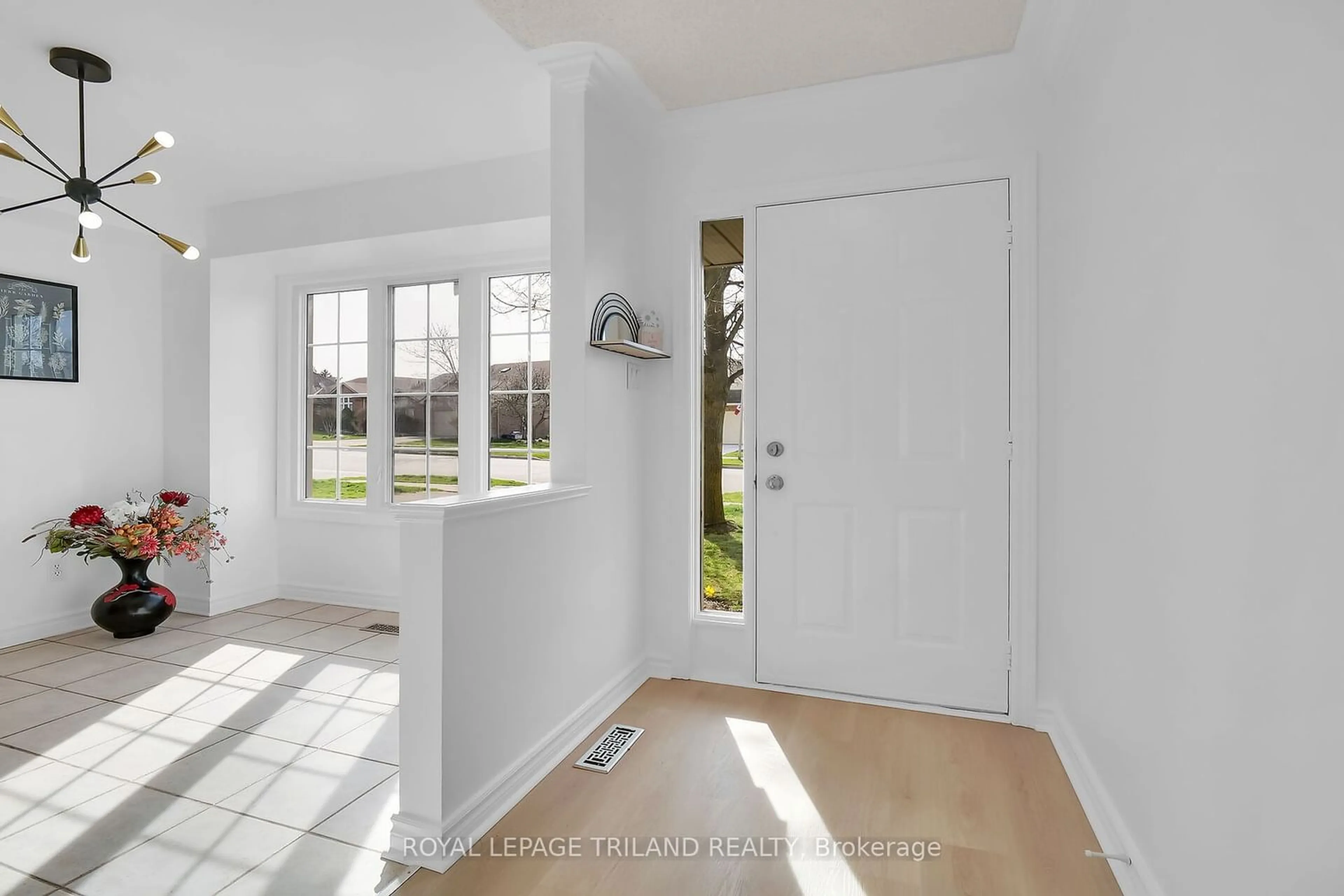 Indoor entryway for 410 Ambleside Dr #44, London Ontario N6G 4Y3