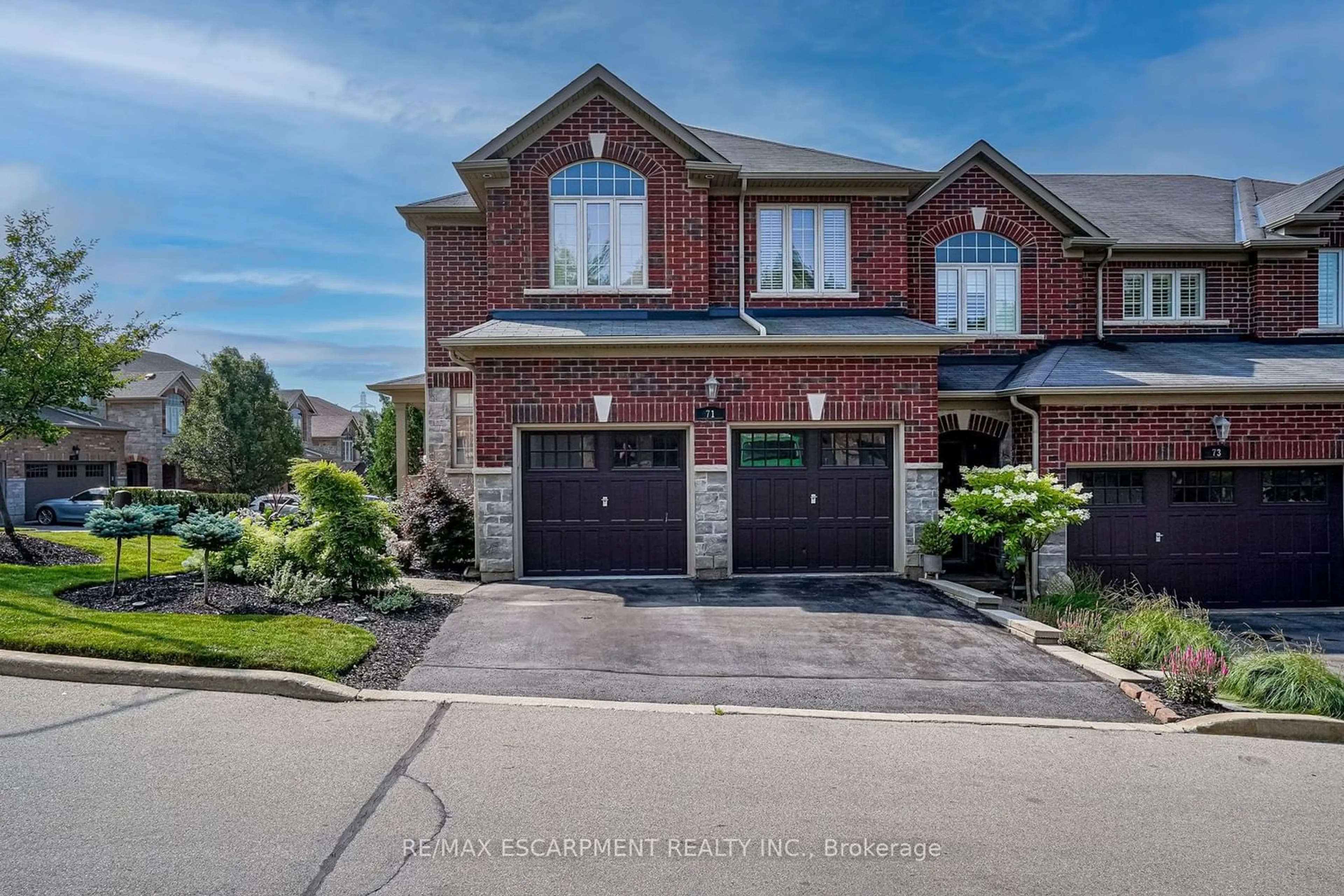 Home with brick exterior material for 71 Oakhaven Pl, Hamilton Ontario L9H 0B6