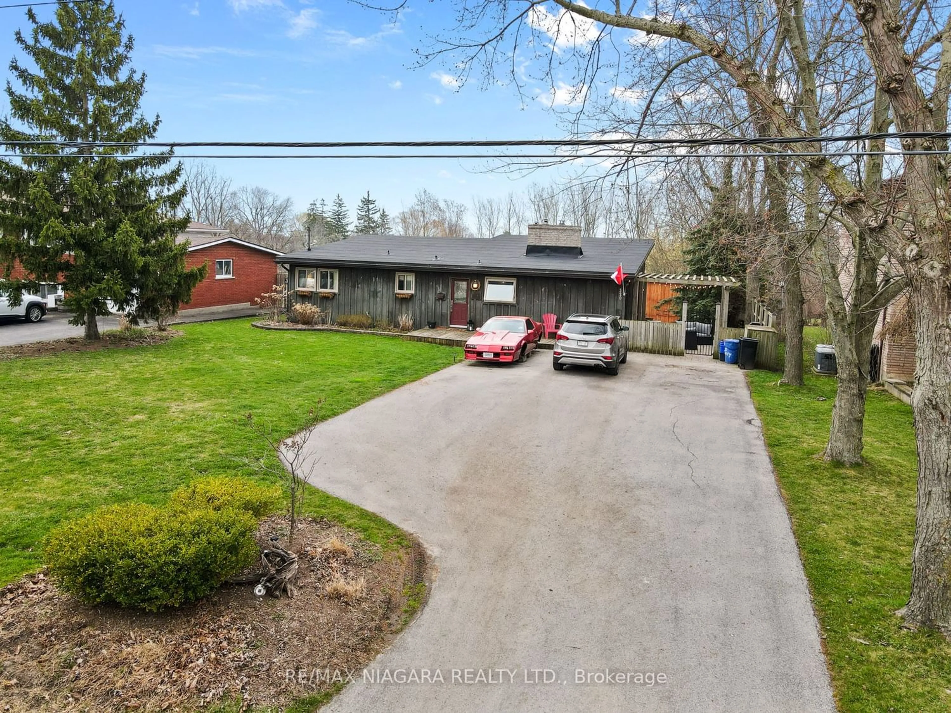 Frontside or backside of a home for 320 Albany St, Fort Erie Ontario L2A 1L9