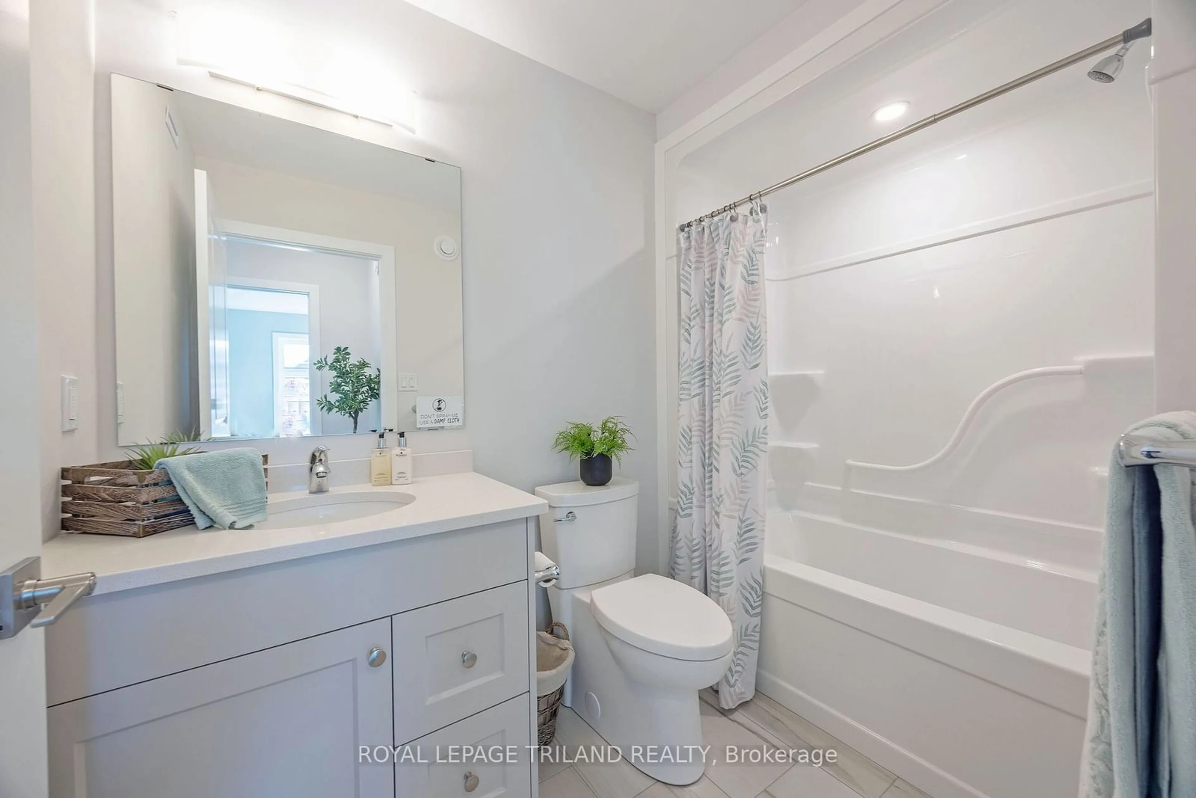 Standard bathroom for 43 SILVERLEAF Path, St. Thomas Ontario N5R 0N6