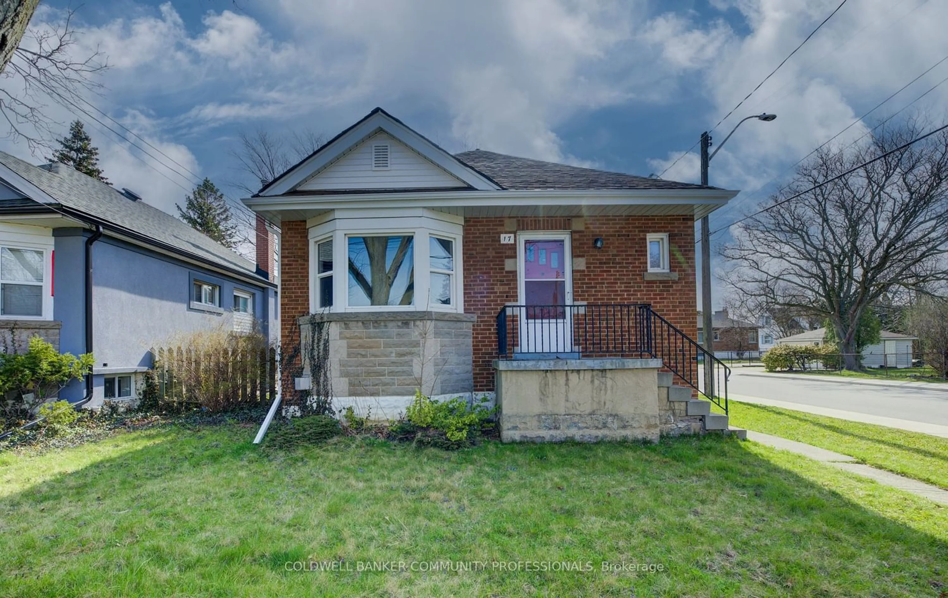 Frontside or backside of a home for 17 West 3rd St, Hamilton Ontario L9C 3J5