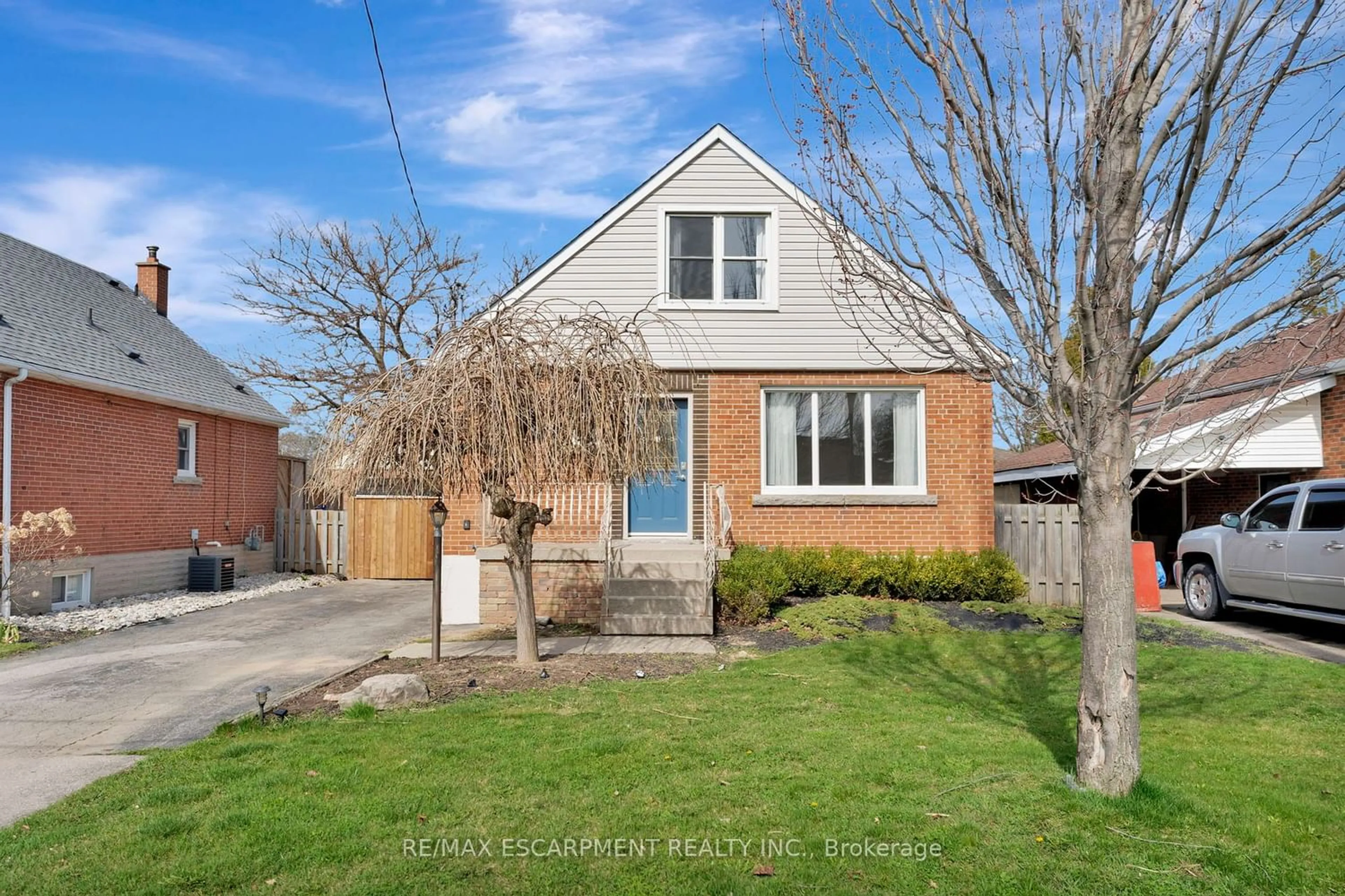 Frontside or backside of a home for 92 East 43rd St, Hamilton Ontario L8T 3B9