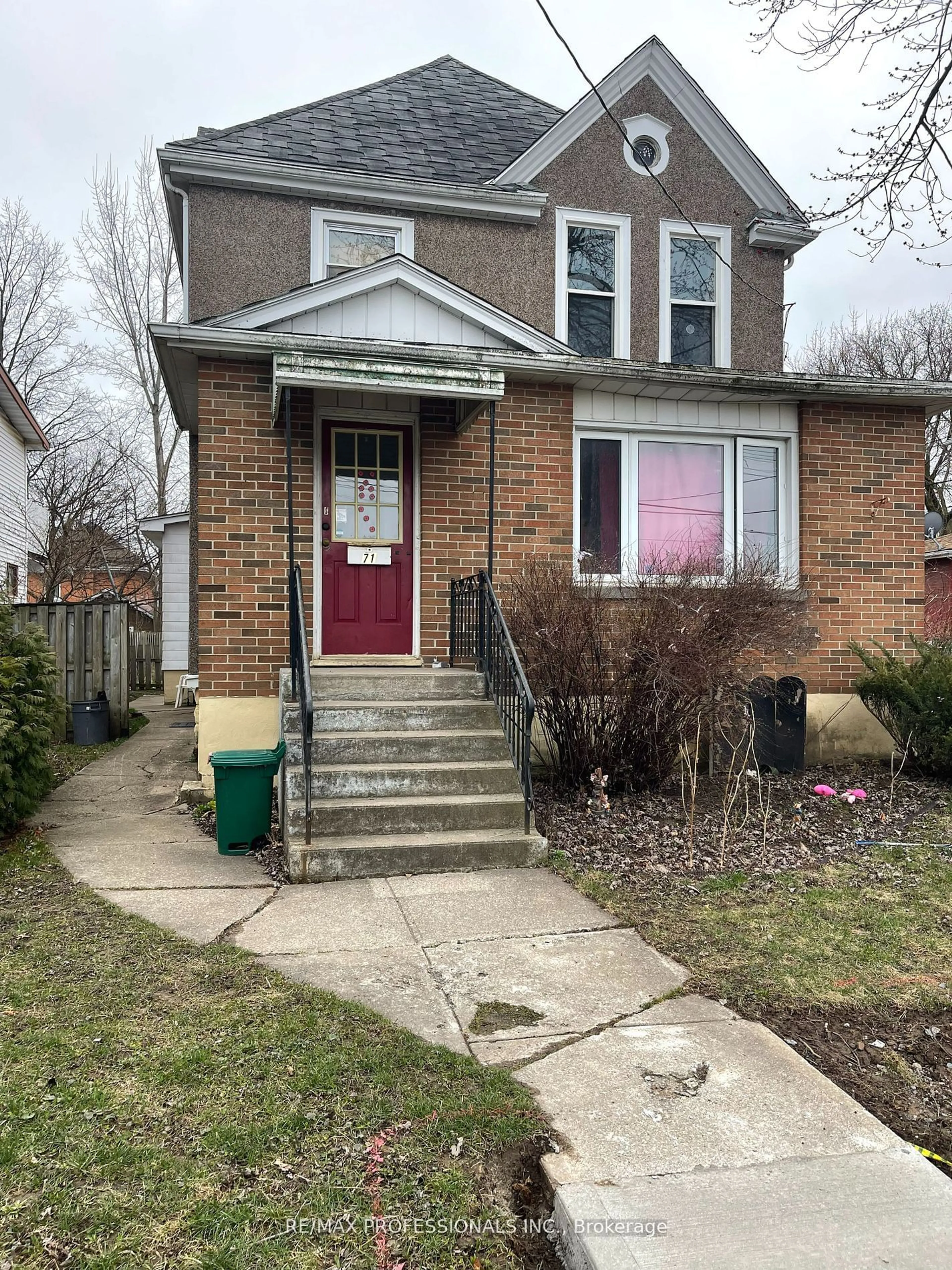 Frontside or backside of a home for 71 Young St, Welland Ontario L3B 4C5