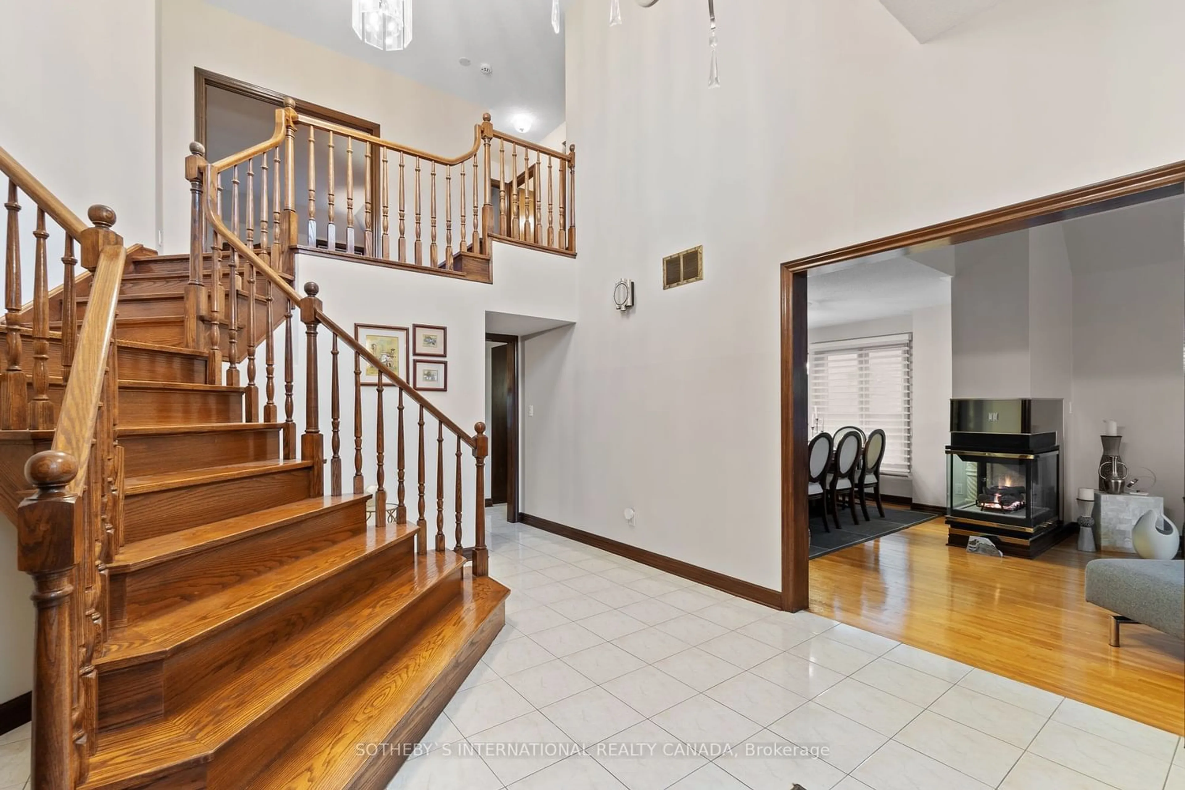 Indoor foyer for 19 Southgate Circ, St. Catharines Ontario L2T 4B6