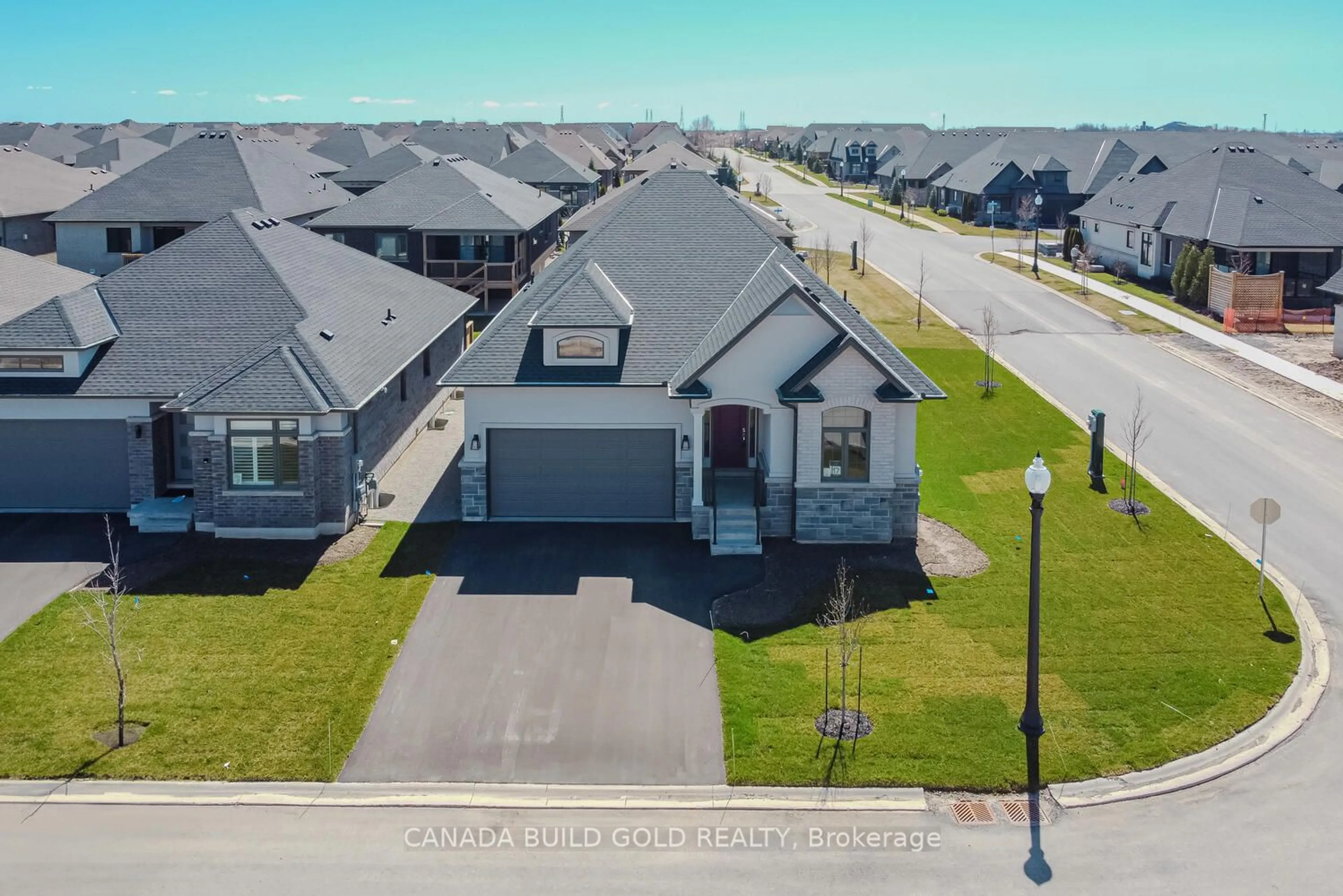 Frontside or backside of a home for 524 Old Course Tr, Welland Ontario L3B 0L8