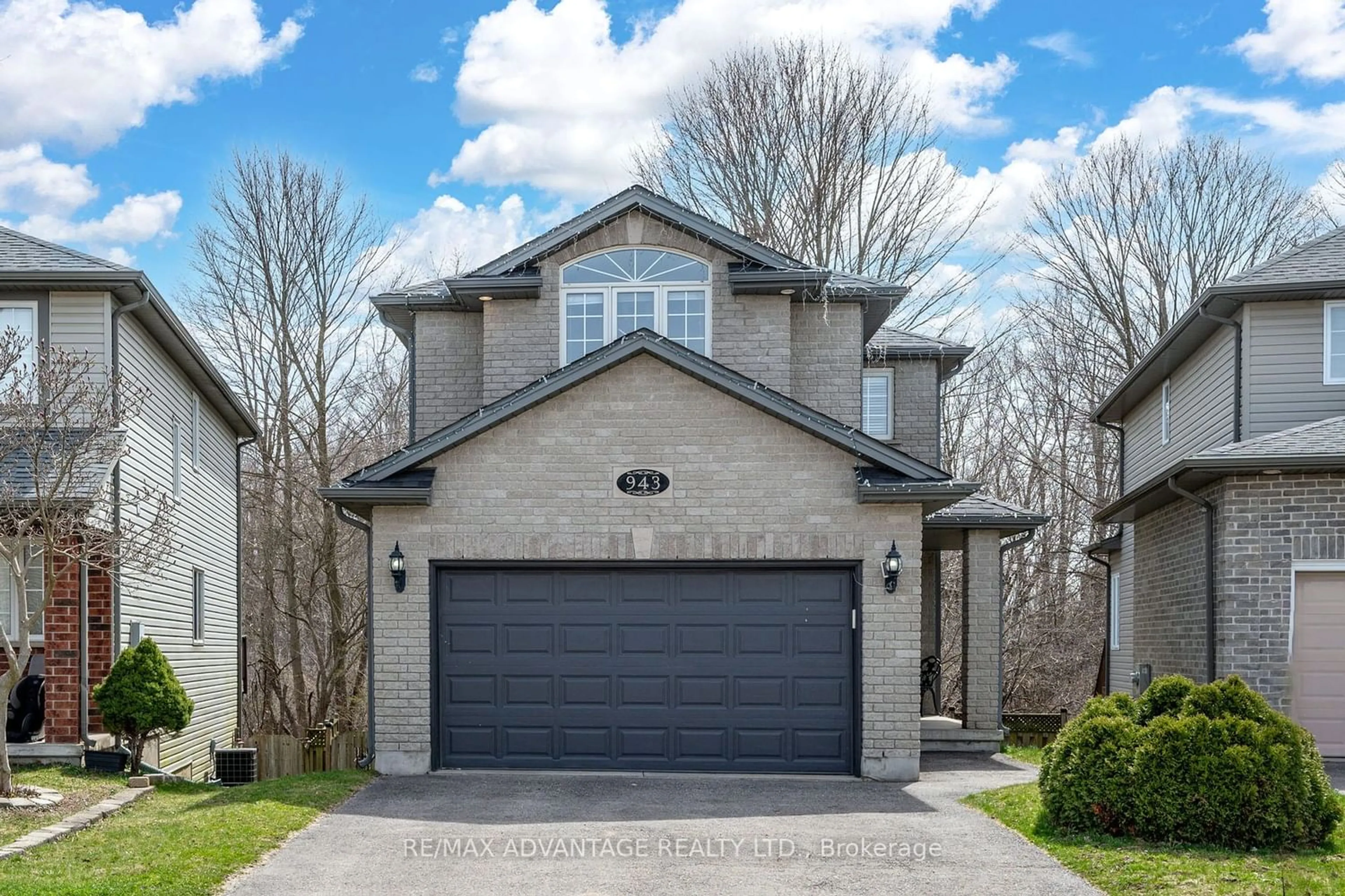 Frontside or backside of a home for 943 Blythwood Rd, London Ontario N6H 5W1