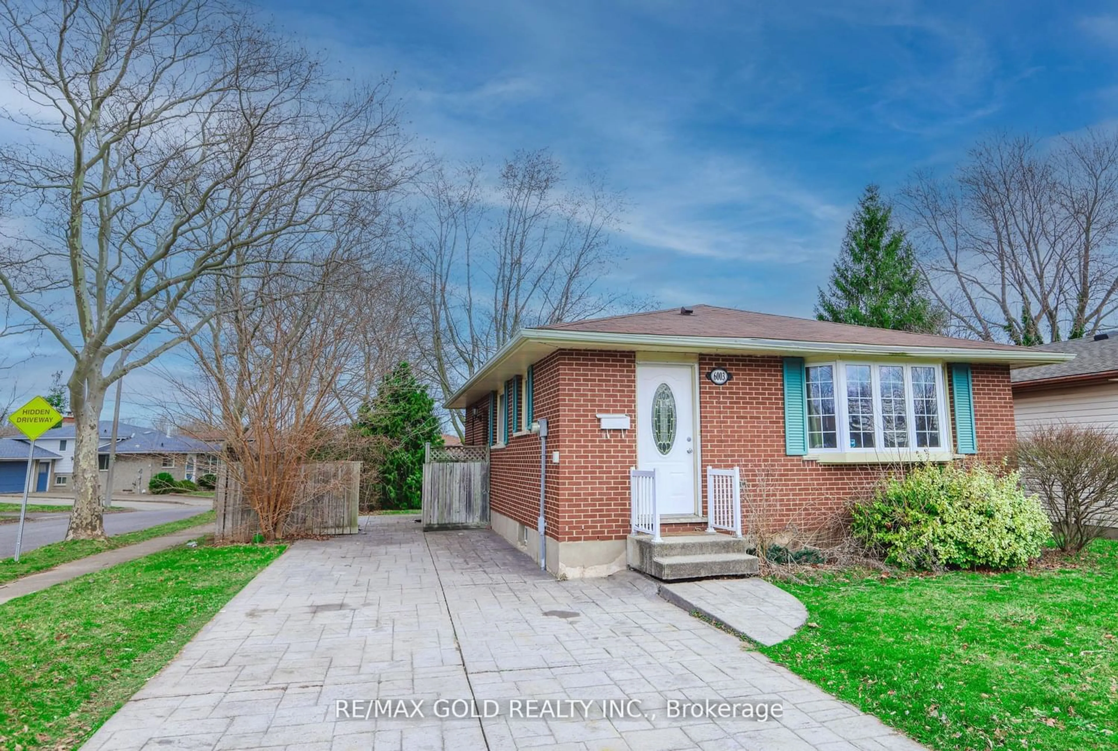 Frontside or backside of a home for 6003 Swayze Dr, Niagara Falls Ontario L2J 3K1