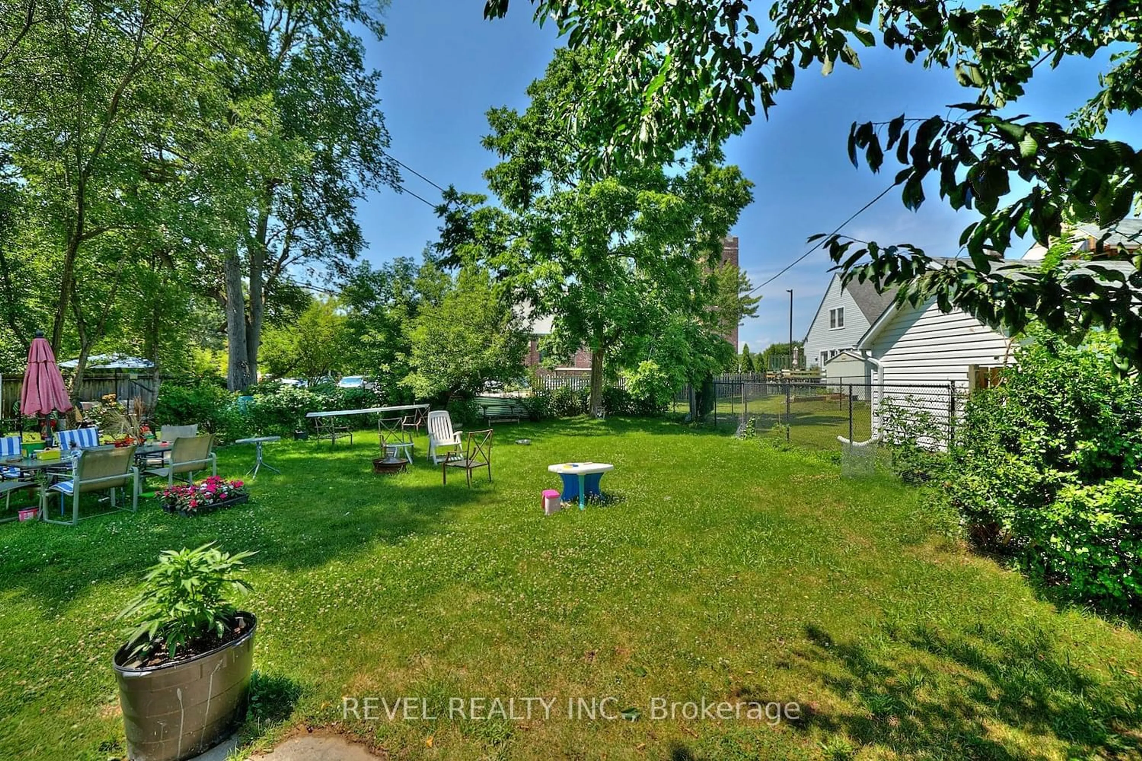 Fenced yard for 8 Pelham Rd, St. Catharines Ontario L2S 1P9