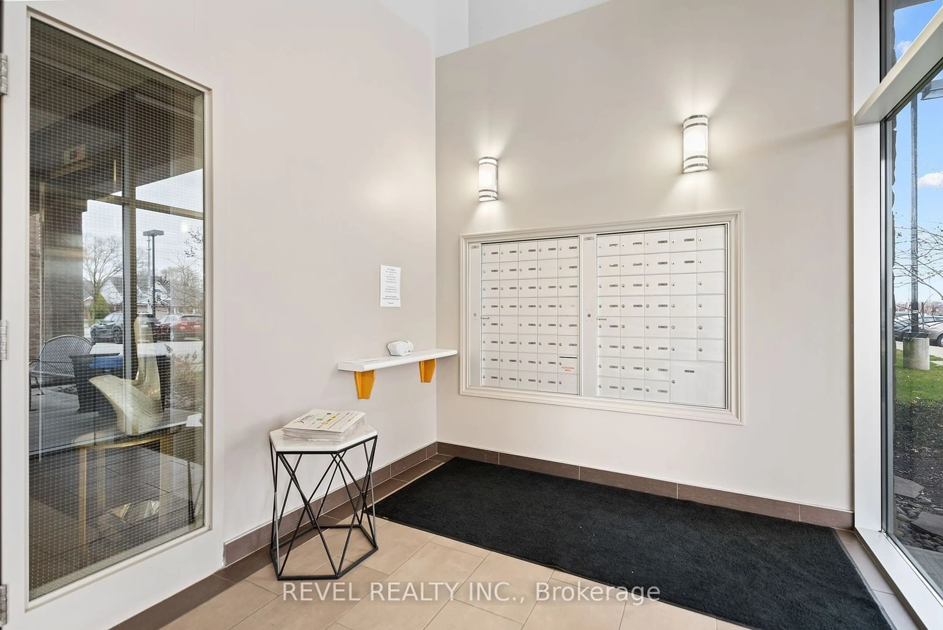 Indoor foyer, wood floors for 141 Vansickle Rd #111, St. Catharines Ontario L2S 3W4