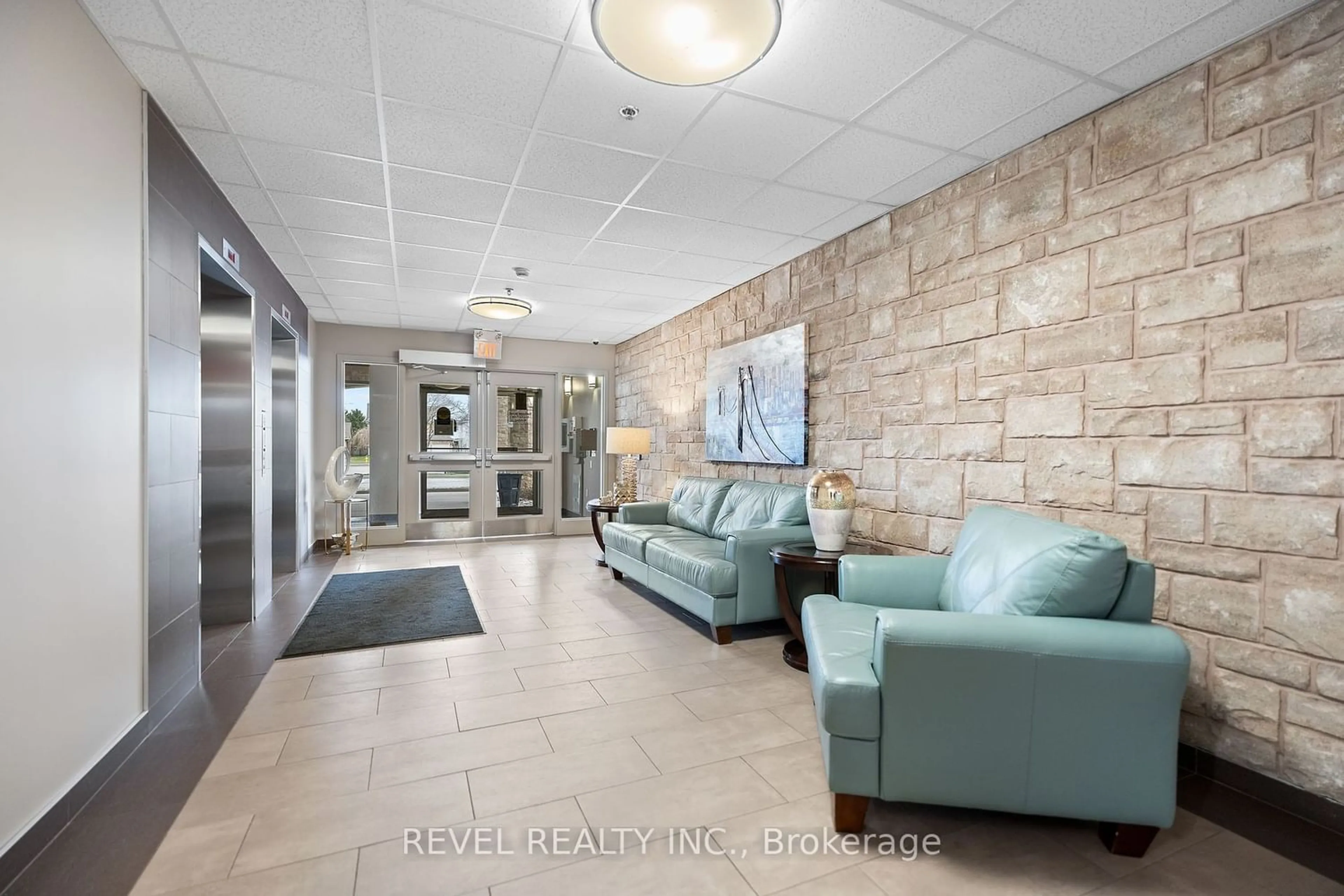 Indoor lobby, ceramic floors for 141 Vansickle Rd #111, St. Catharines Ontario L2S 3W4