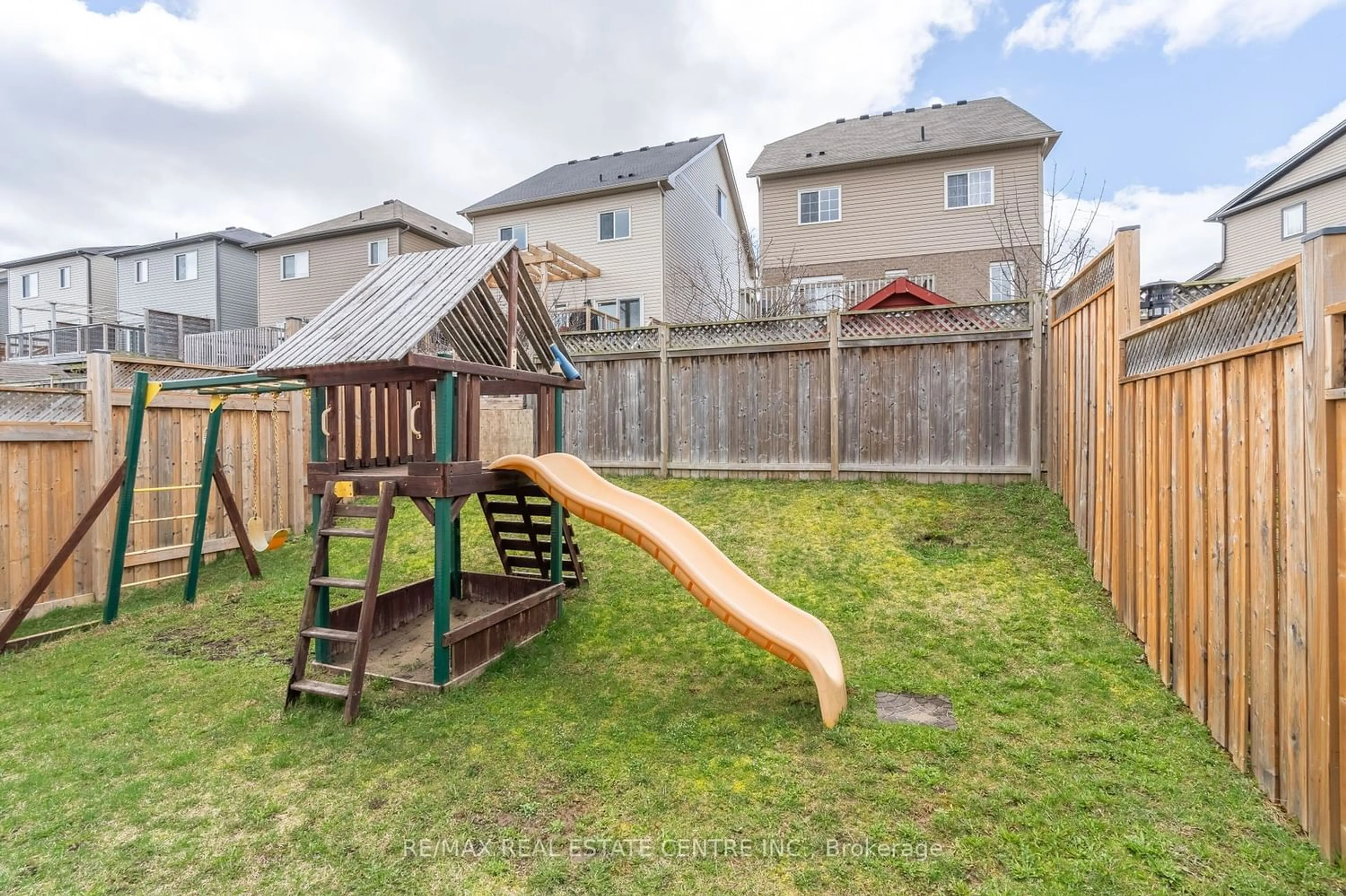 Fenced yard for 430 Woodbine Ave Ave, Kitchener Ontario N2R 0A6