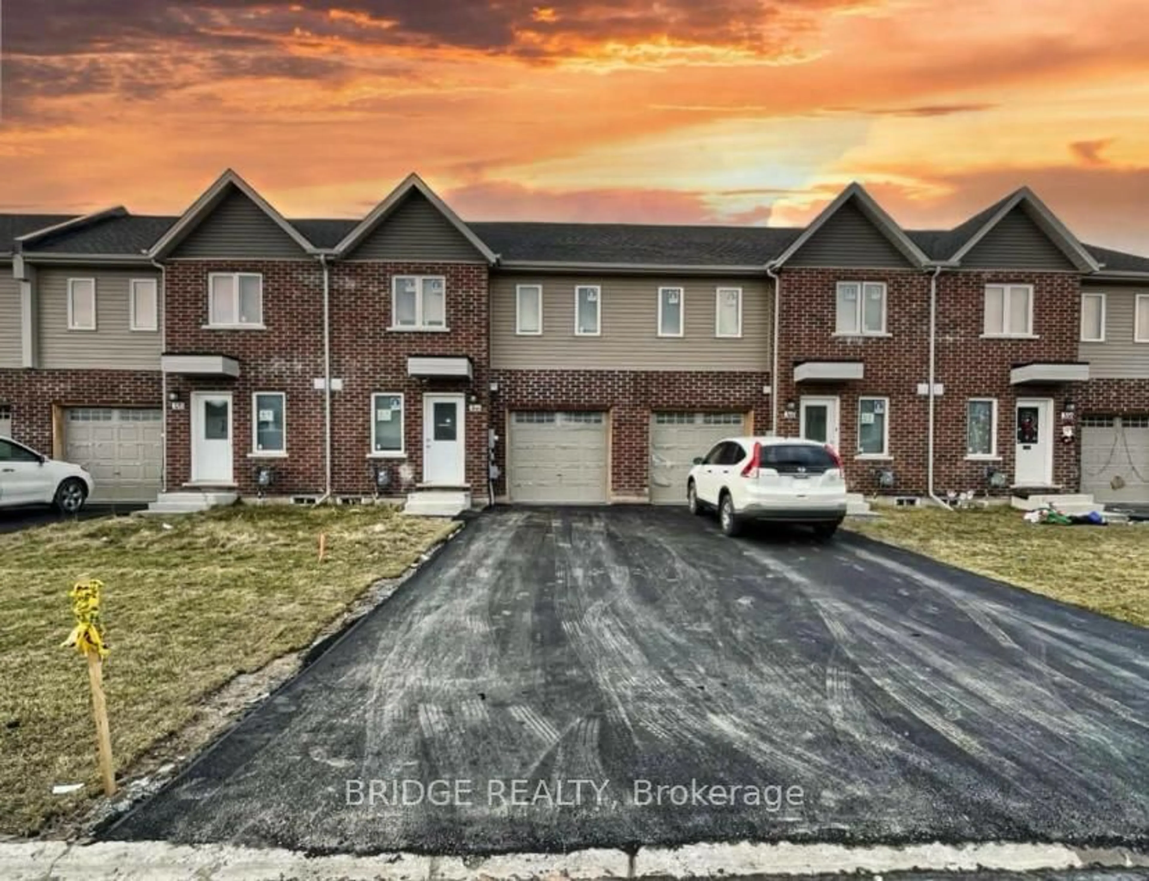 A pic from exterior of the house or condo for 366 Chaffey St, Welland Ontario L3B 2Z1