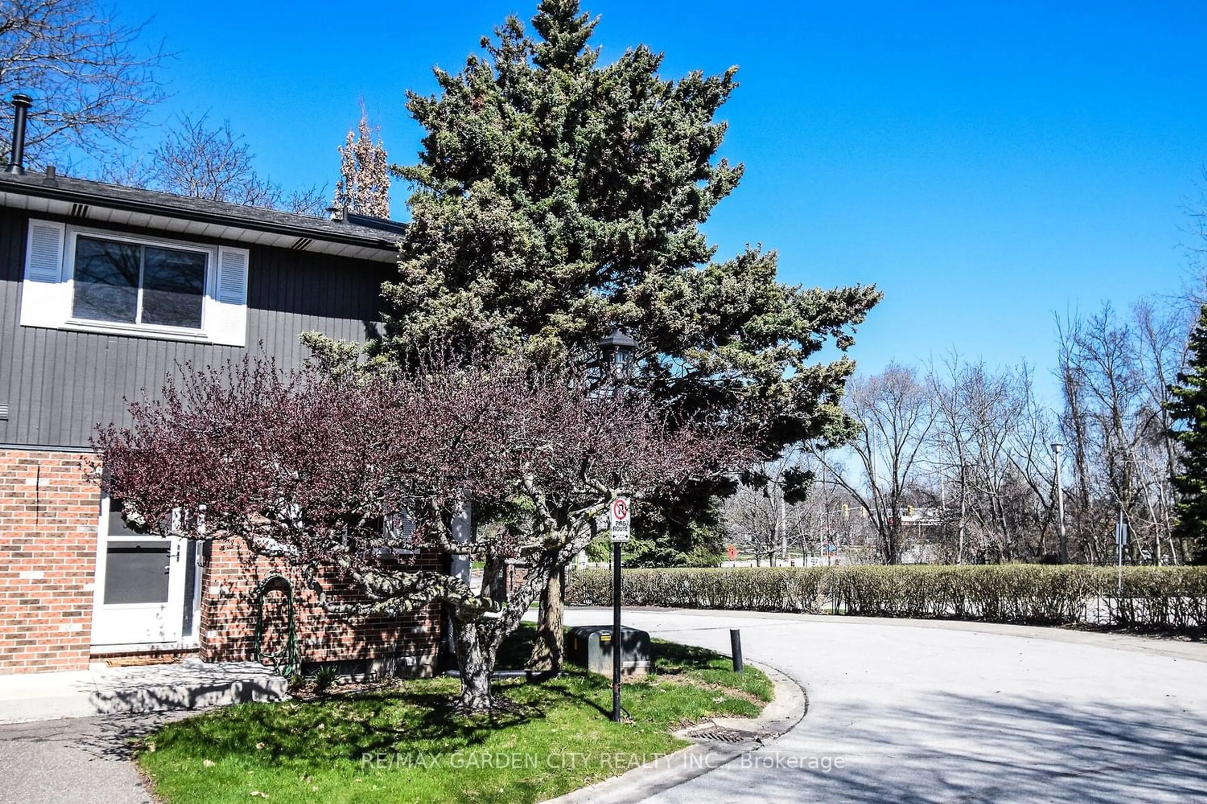 A pic from exterior of the house or condo for 77 Linwell Rd #31, St. Catharines Ontario L2N 6R1