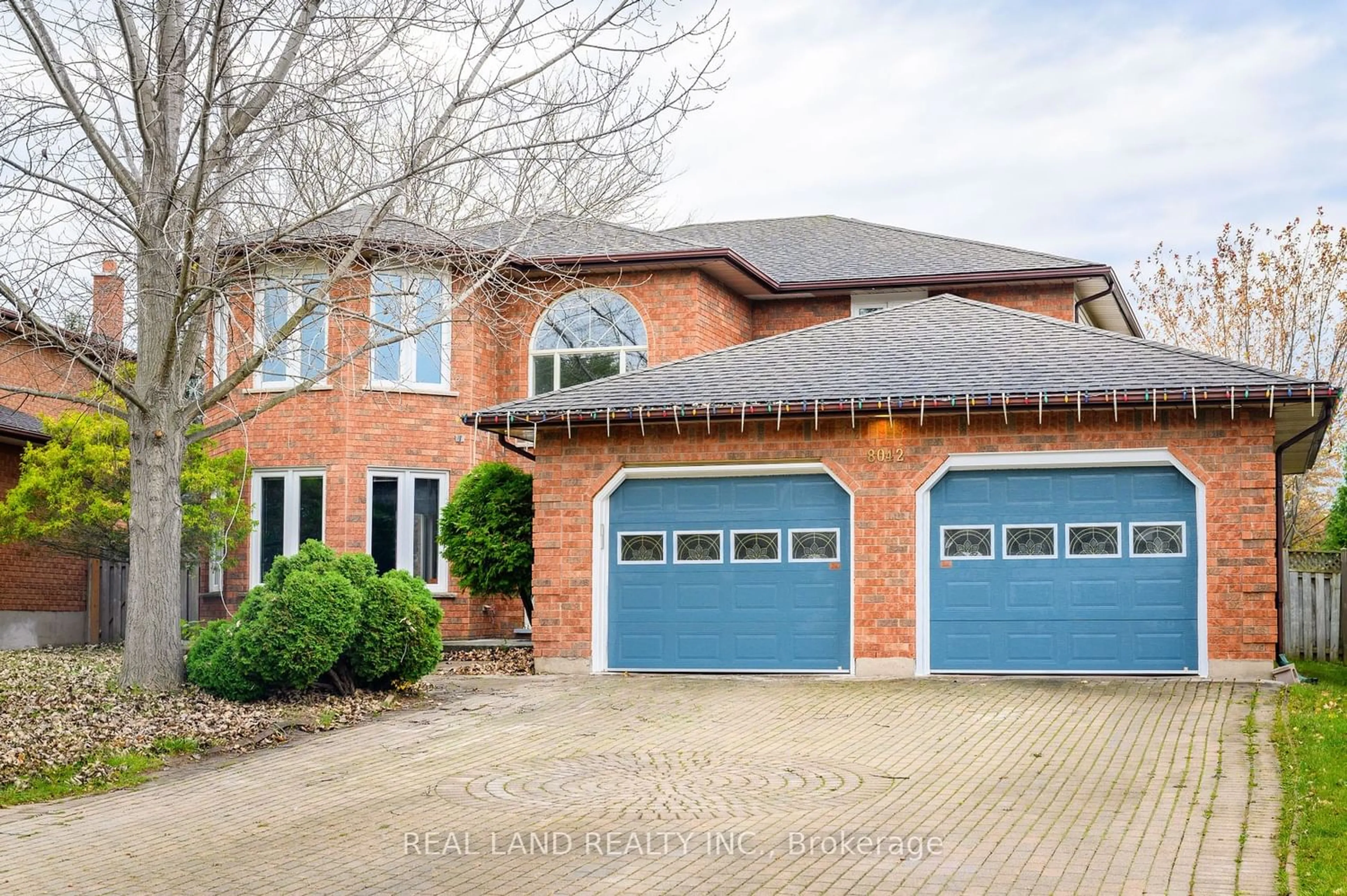 Home with brick exterior material for 8042 Oakridge Dr, Niagara Falls Ontario L2H 2W1