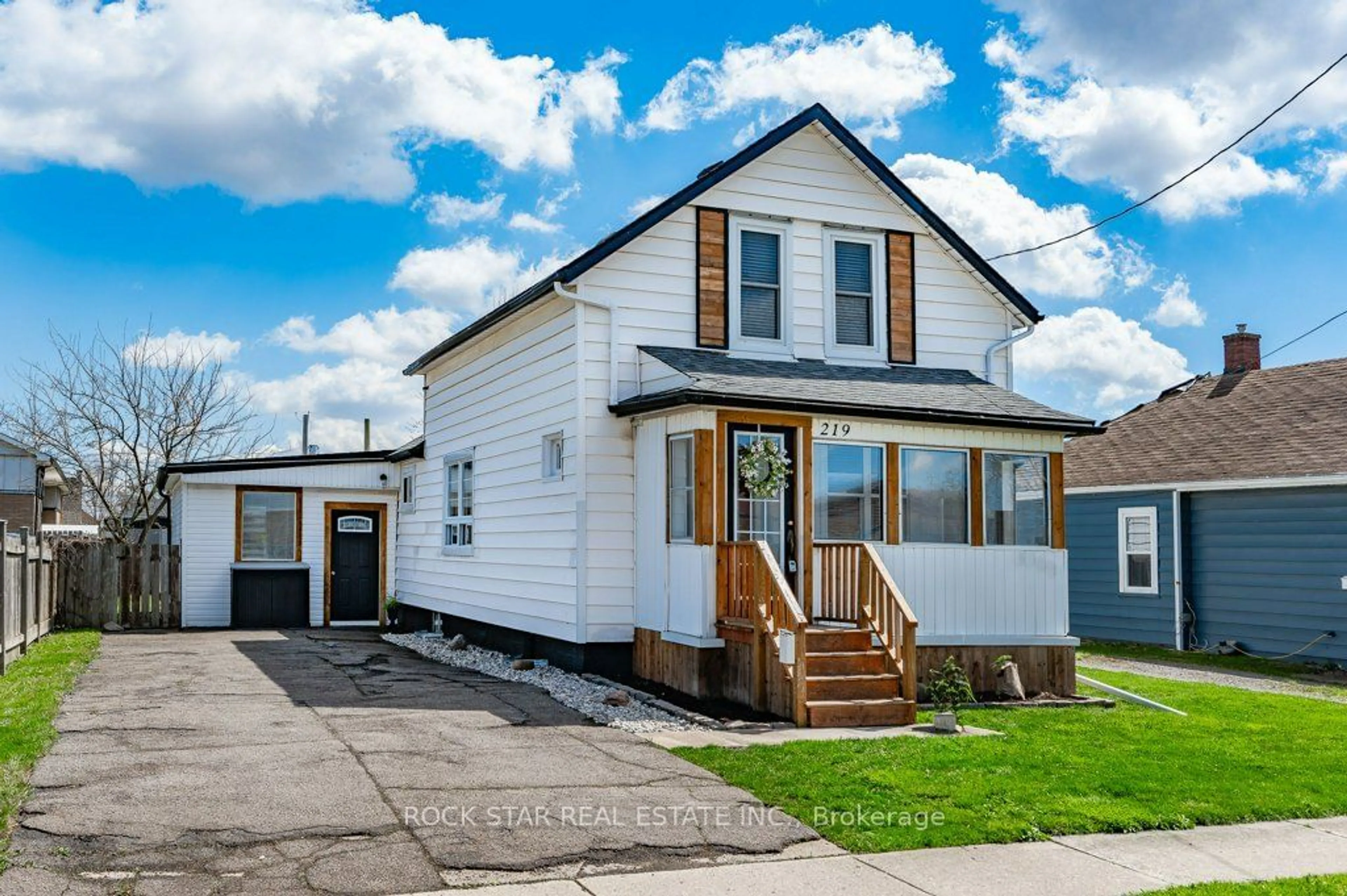 Frontside or backside of a home for 219 Dain Ave, Welland Ontario L3B 3E7