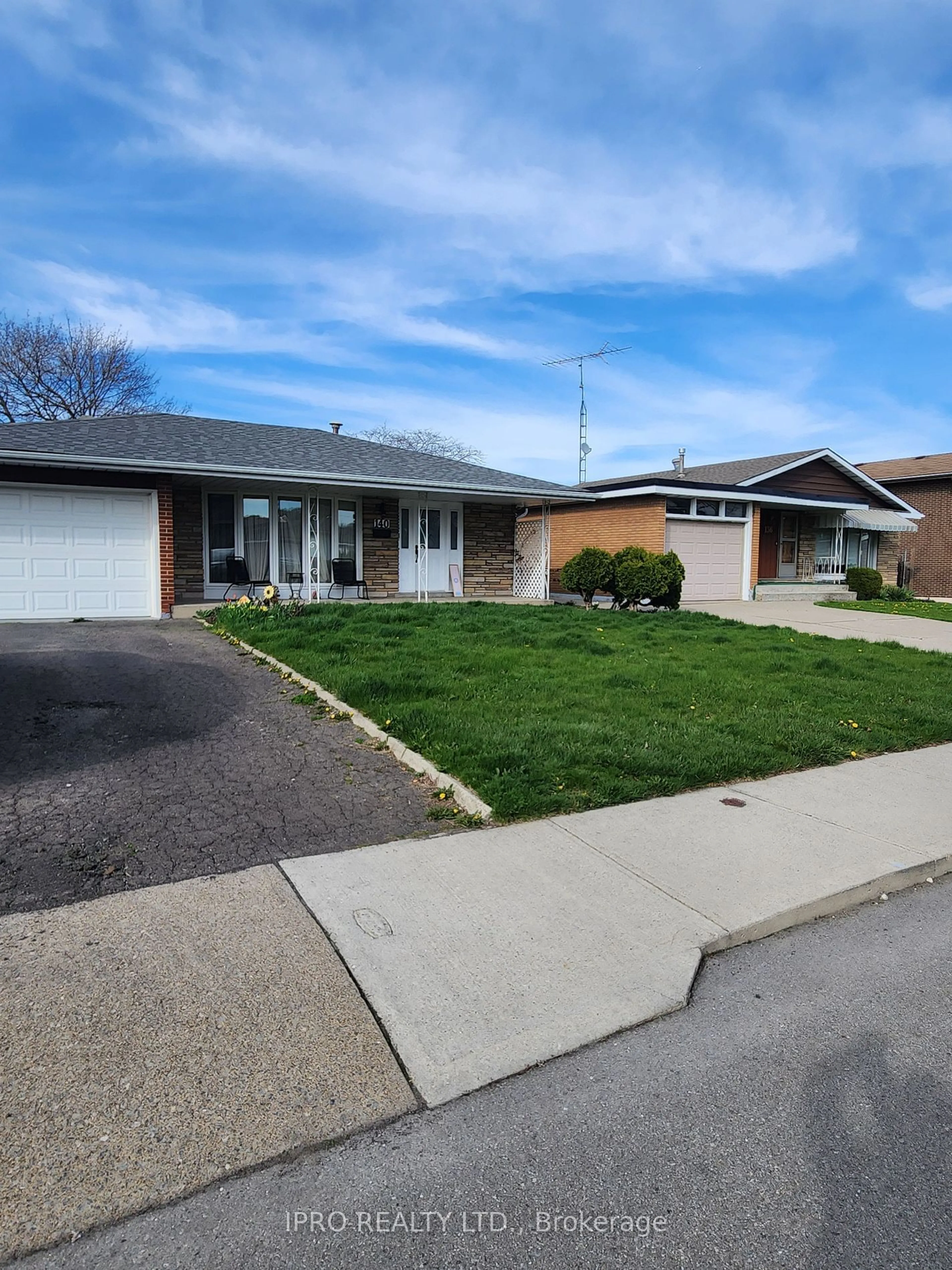 Frontside or backside of a home for 140 Cromwell Cres, Hamilton Ontario L8G 2G2