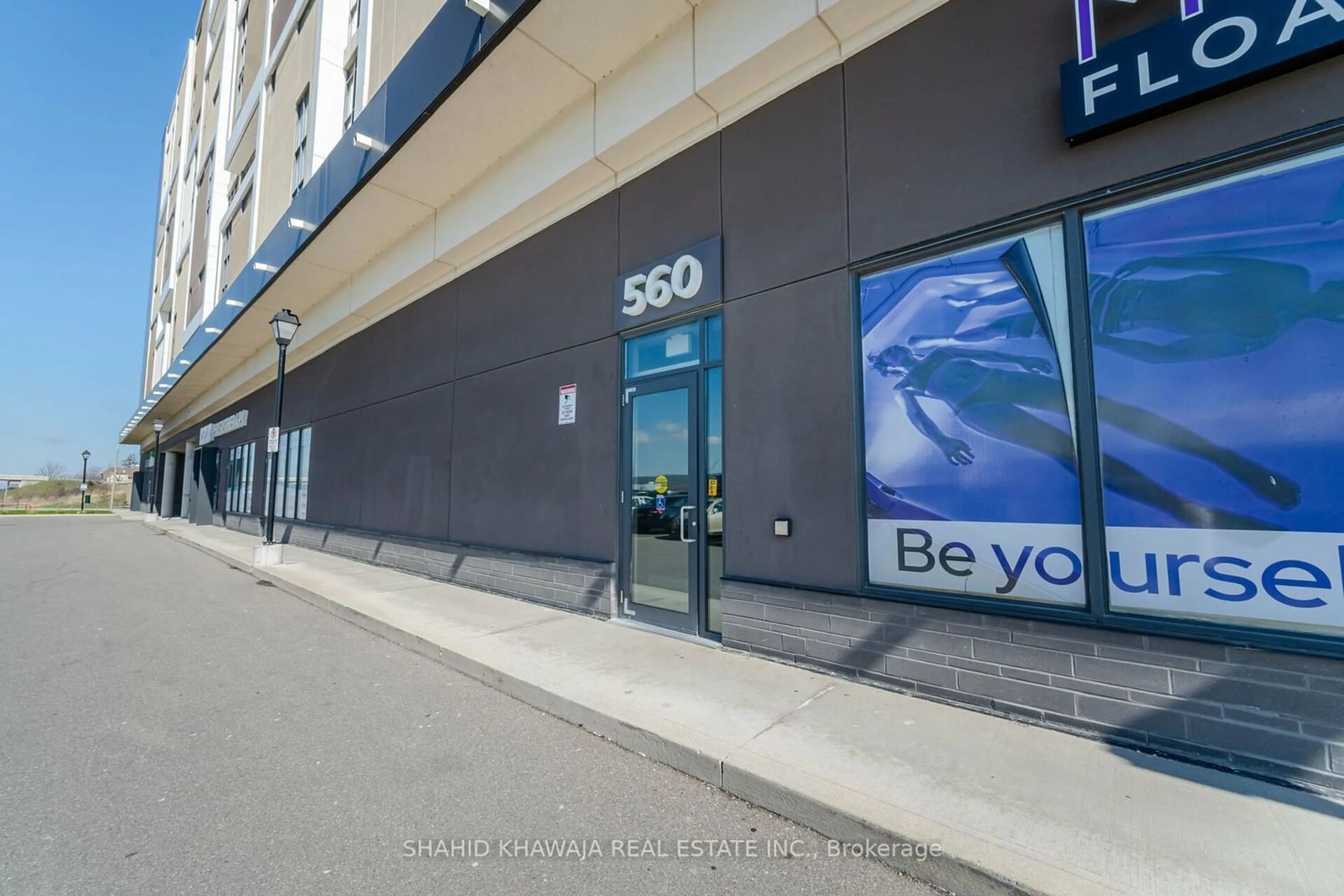 Street view for 560 North Service Rd #701, Grimsby Ontario L3M 0G3