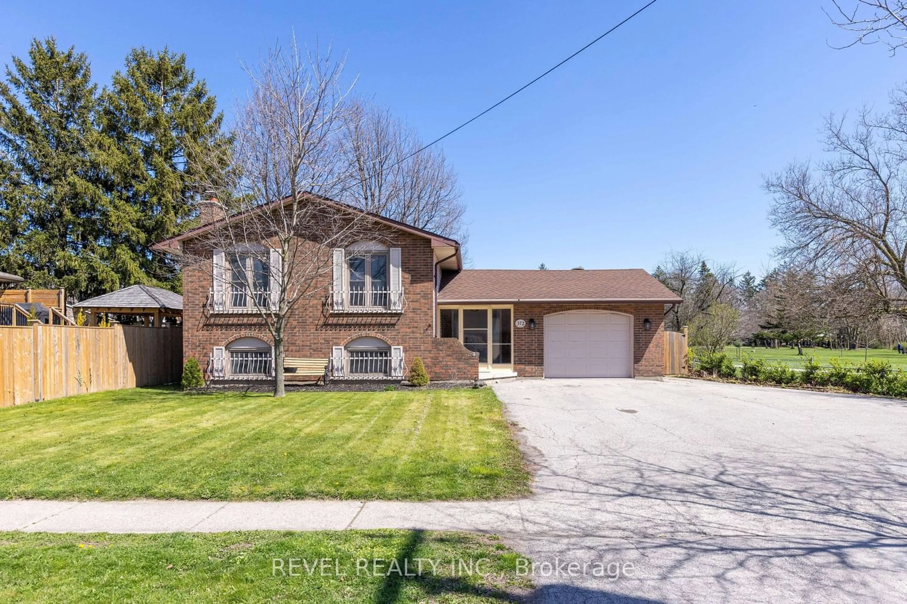 Frontside or backside of a home for 372 Niagara St, St. Catharines Ontario L2M 4W1