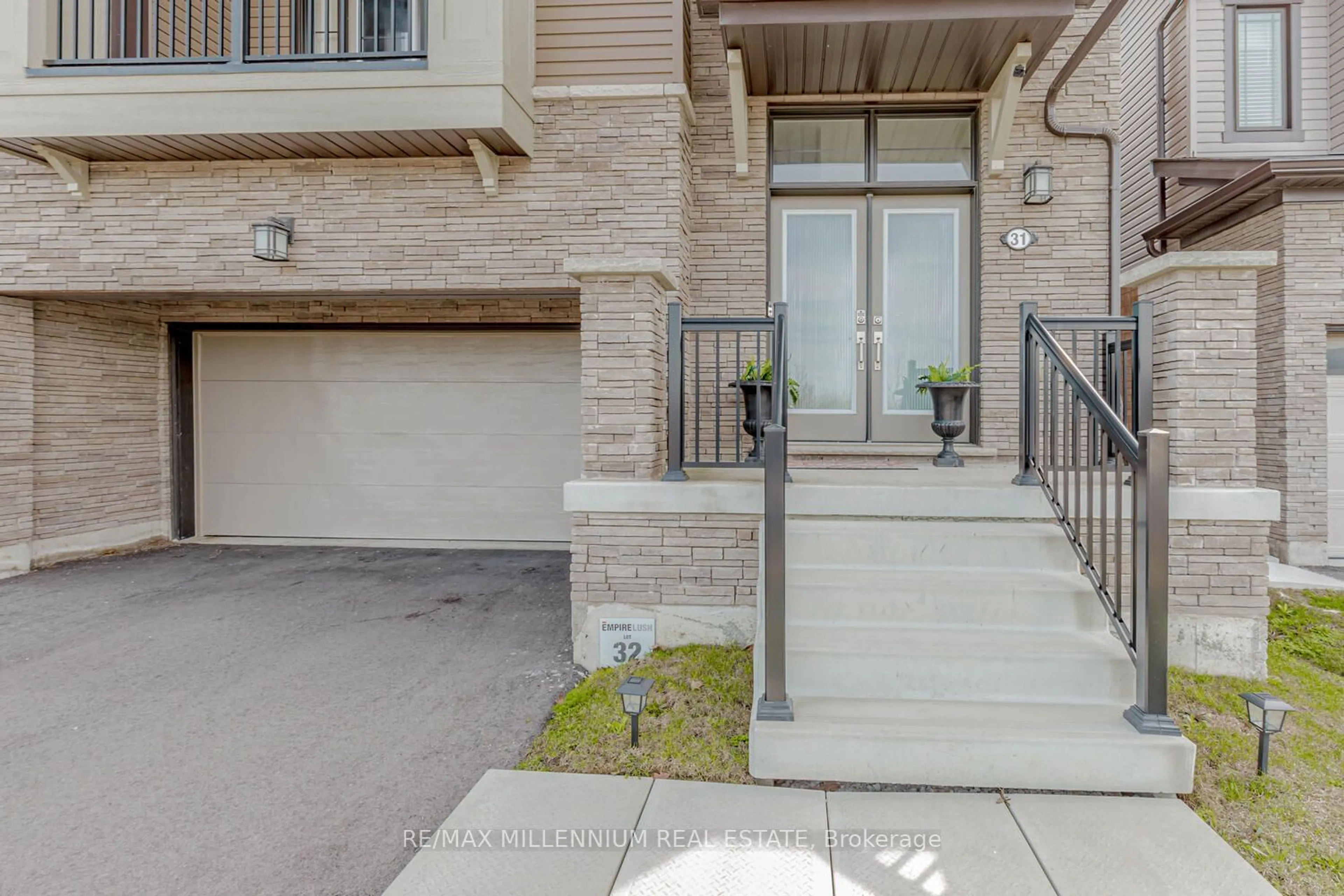 A pic from exterior of the house or condo for 31 Royal Coachman Way, Hamilton Ontario L8J 0M2