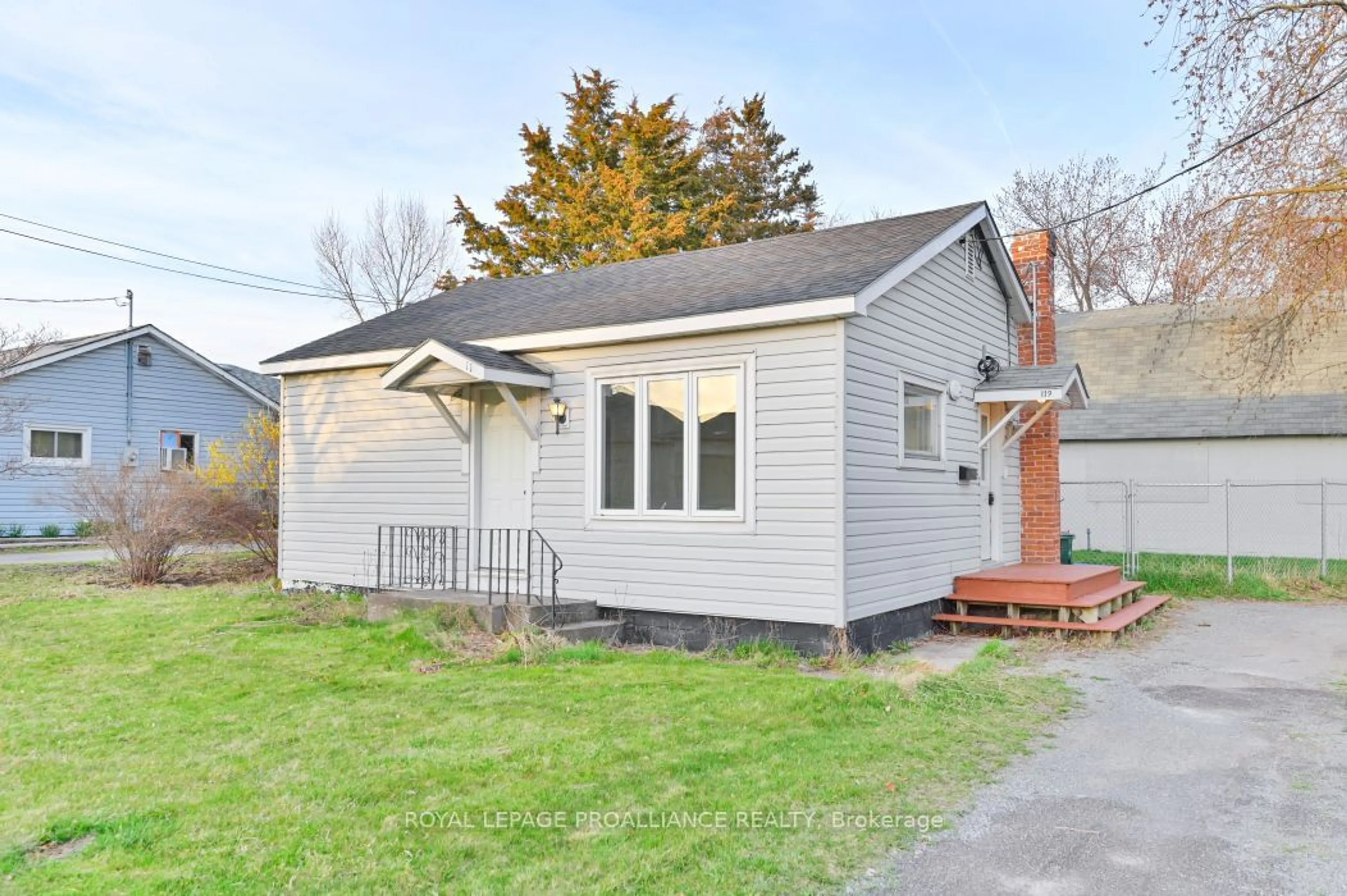Frontside or backside of a home for 119 Centre St, Belleville Ontario K8N 4W8