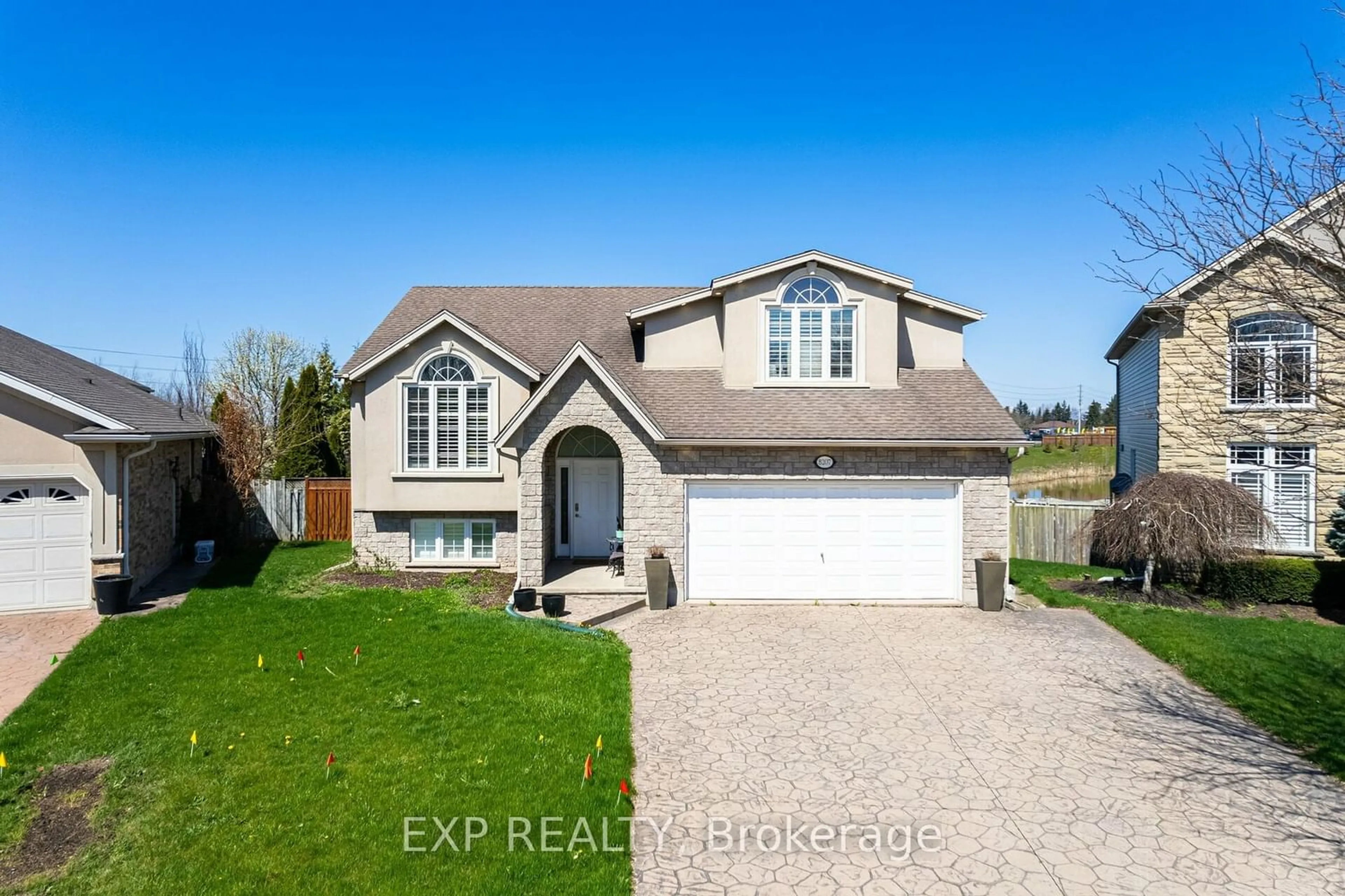 Frontside or backside of a home for 8207 Beaver Glen Dr, Niagara Falls Ontario L2H 3K5