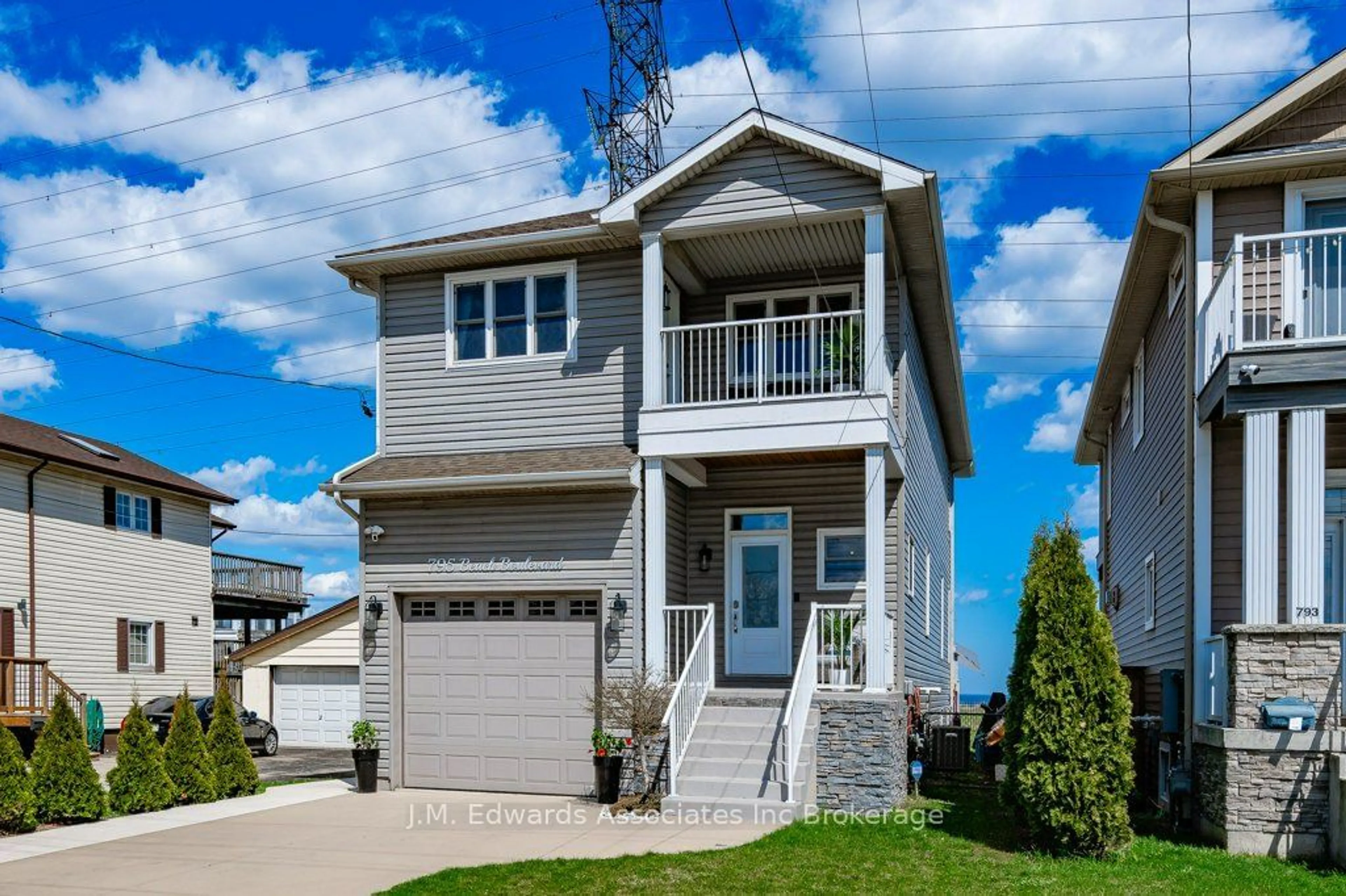 Frontside or backside of a home, cottage for 795 BEACH Blvd, Hamilton Ontario L8H 6Z2