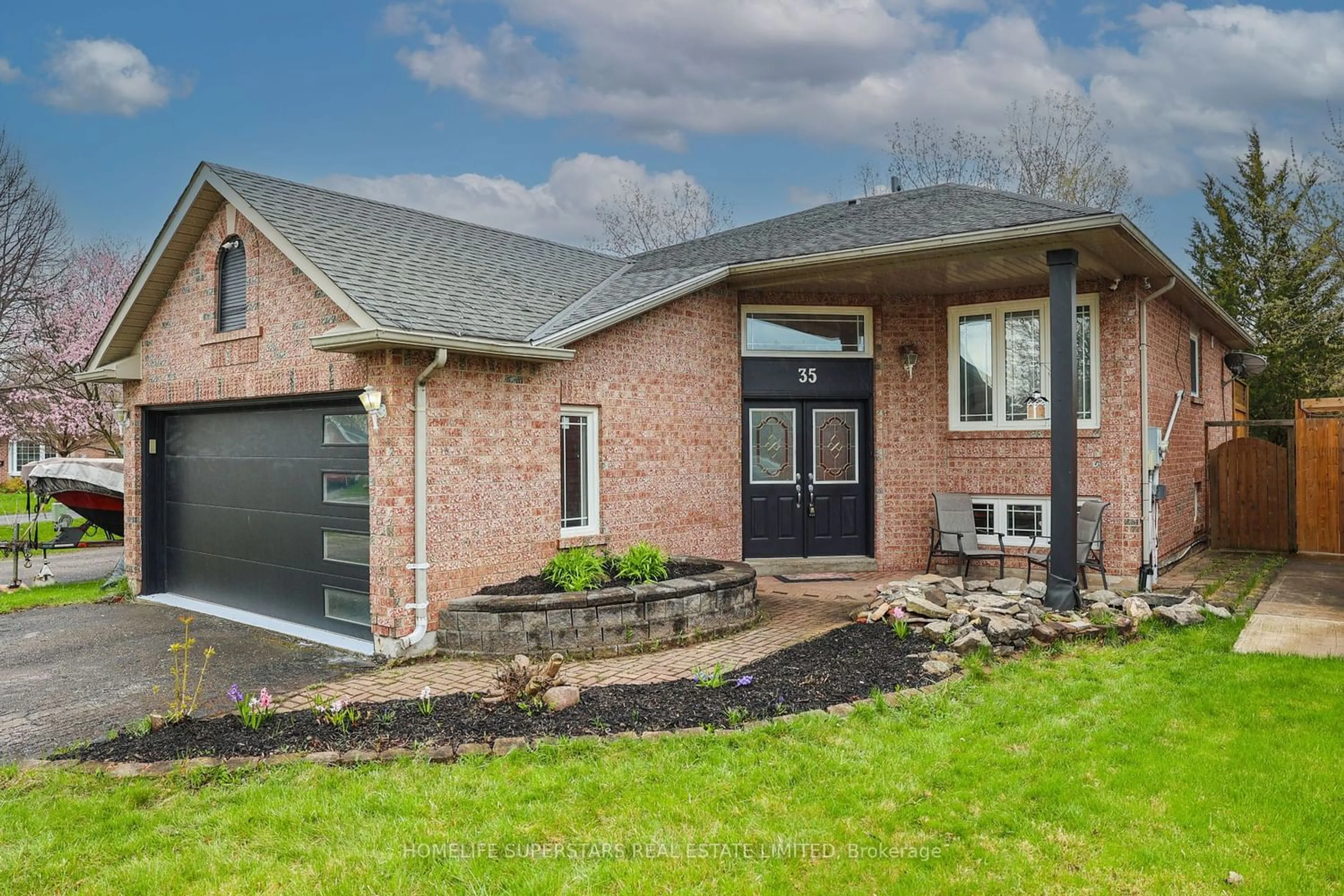 Home with brick exterior material for 35 Madison Crt, Welland Ontario L3C 7G3