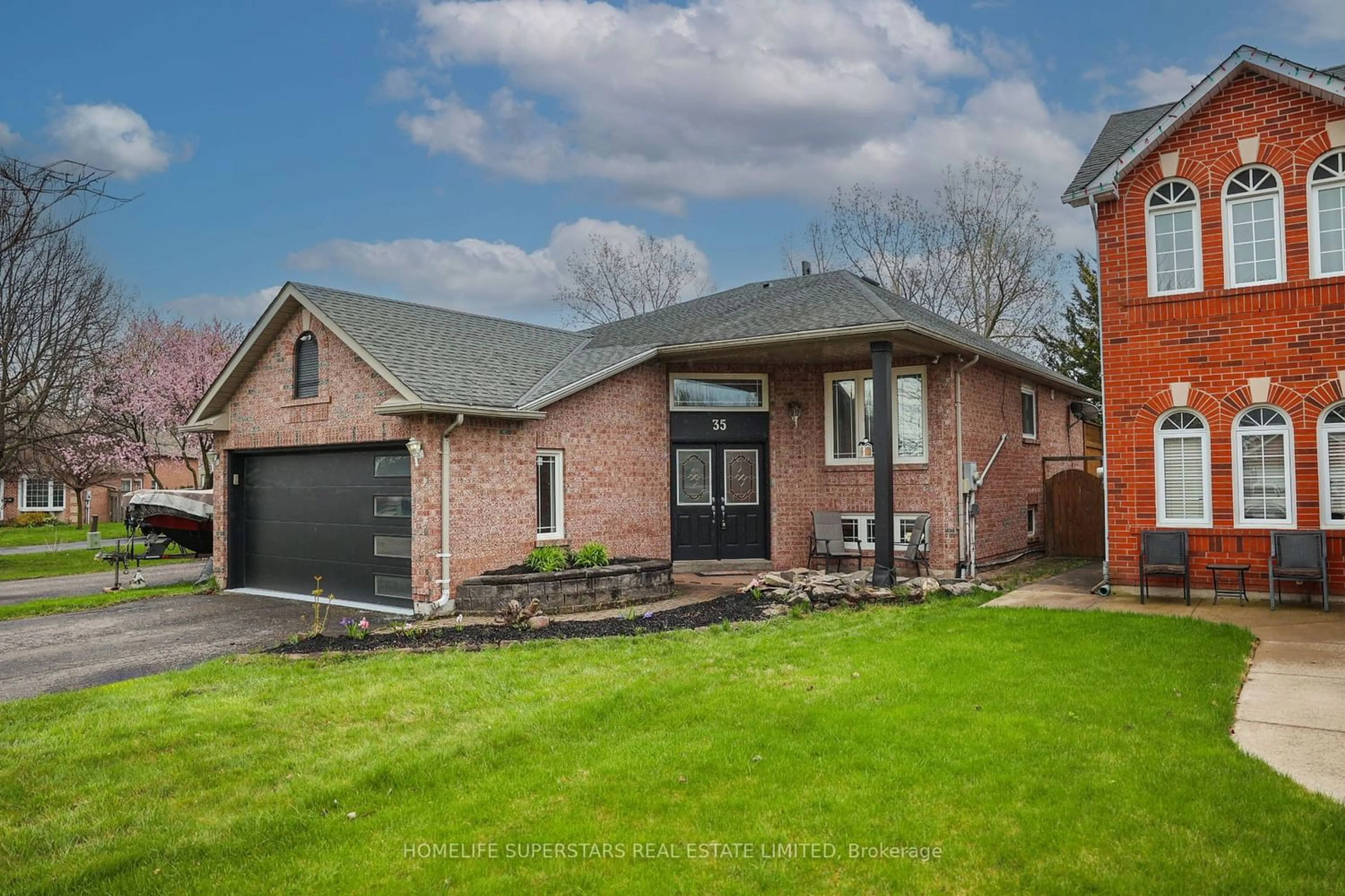 Frontside or backside of a home for 35 Madison Crt, Welland Ontario L3C 7G3