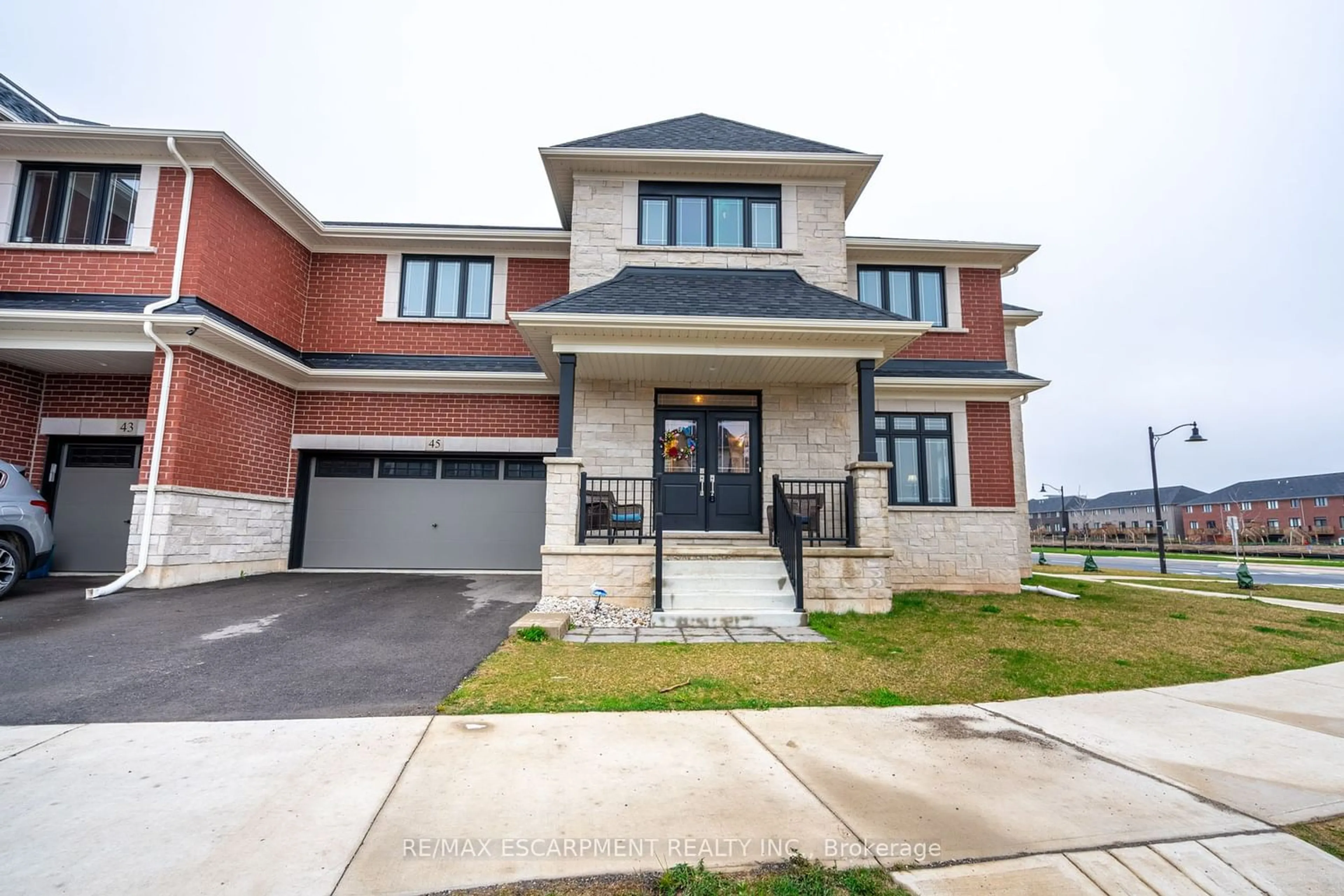 Home with brick exterior material for 45 Great Falls Blvd, Hamilton Ontario L8B 1X8
