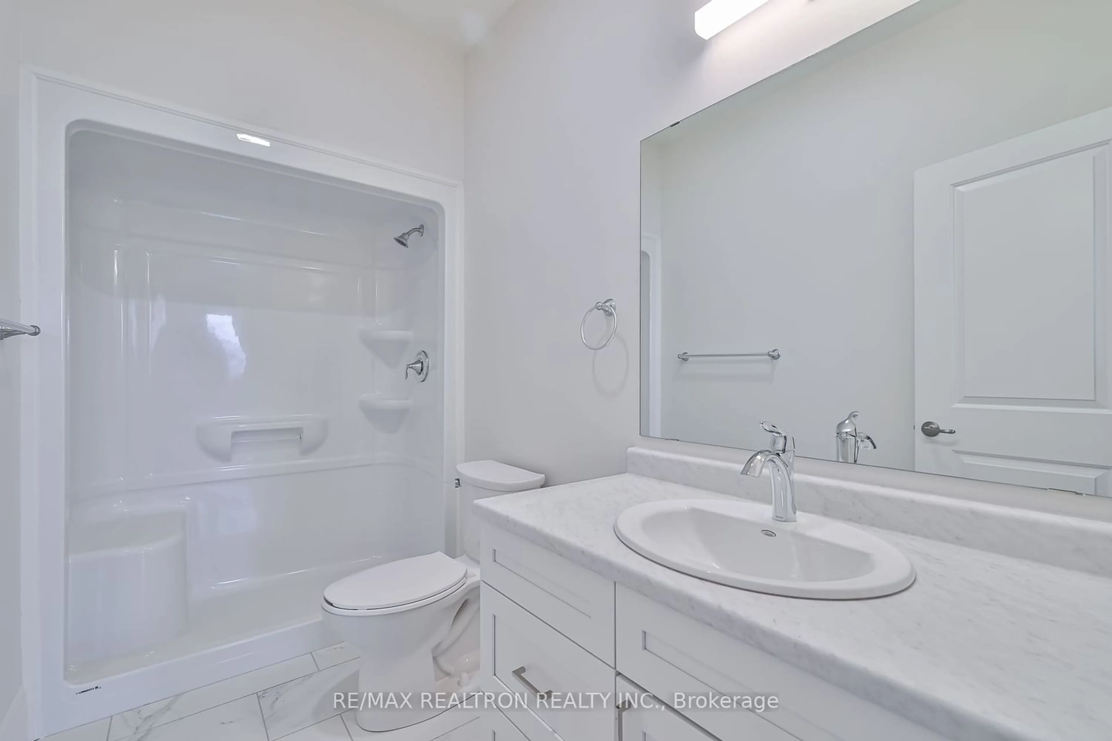 Standard bathroom for 12 Allen St, Prince Edward County Ontario K0K 2T0