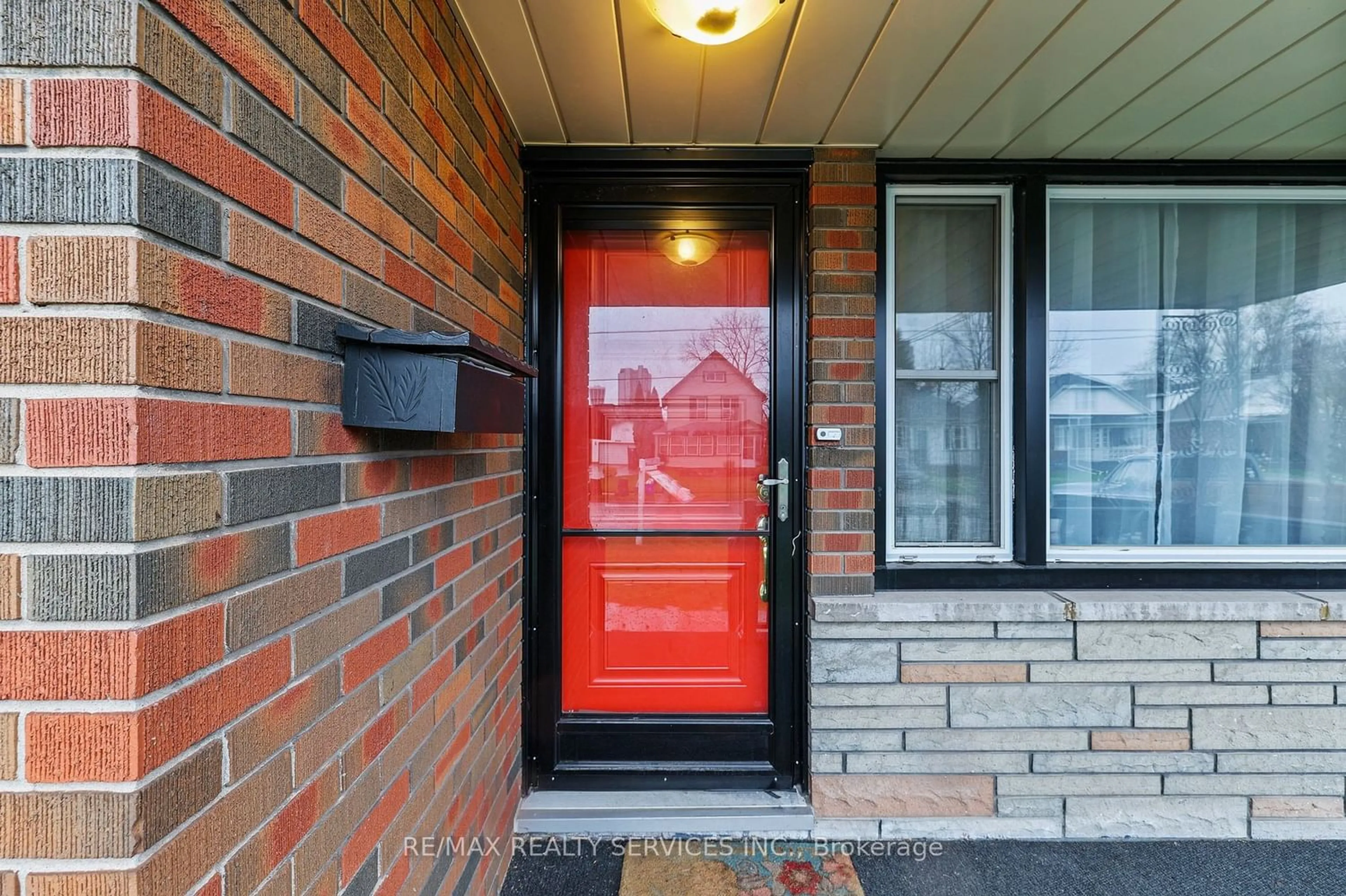 Indoor entryway for 6607 Orchard Ave, Niagara Falls Ontario L2G 4H4