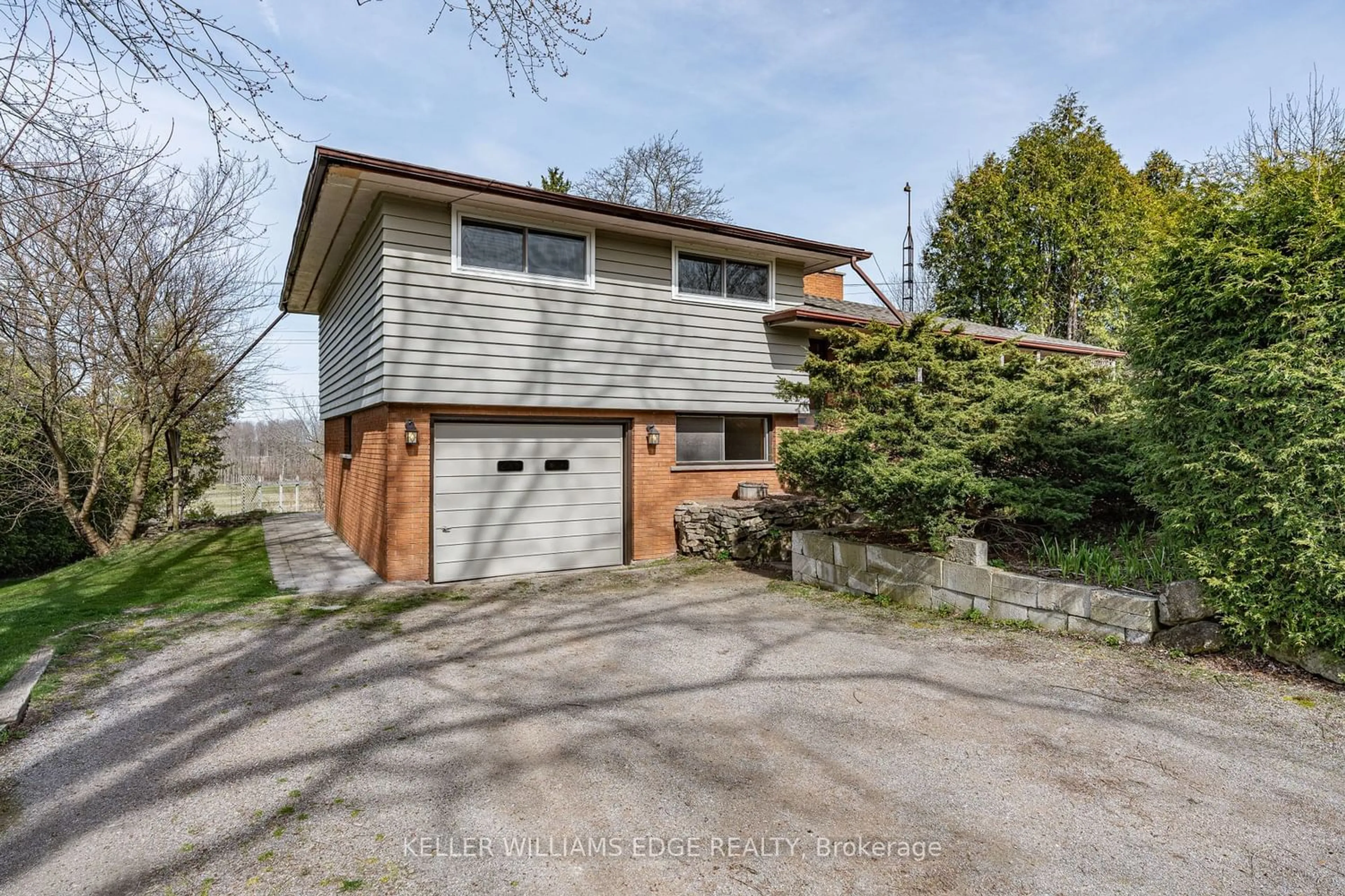 Frontside or backside of a home for 1352 Centre Rd, Hamilton Ontario L0R 1H1