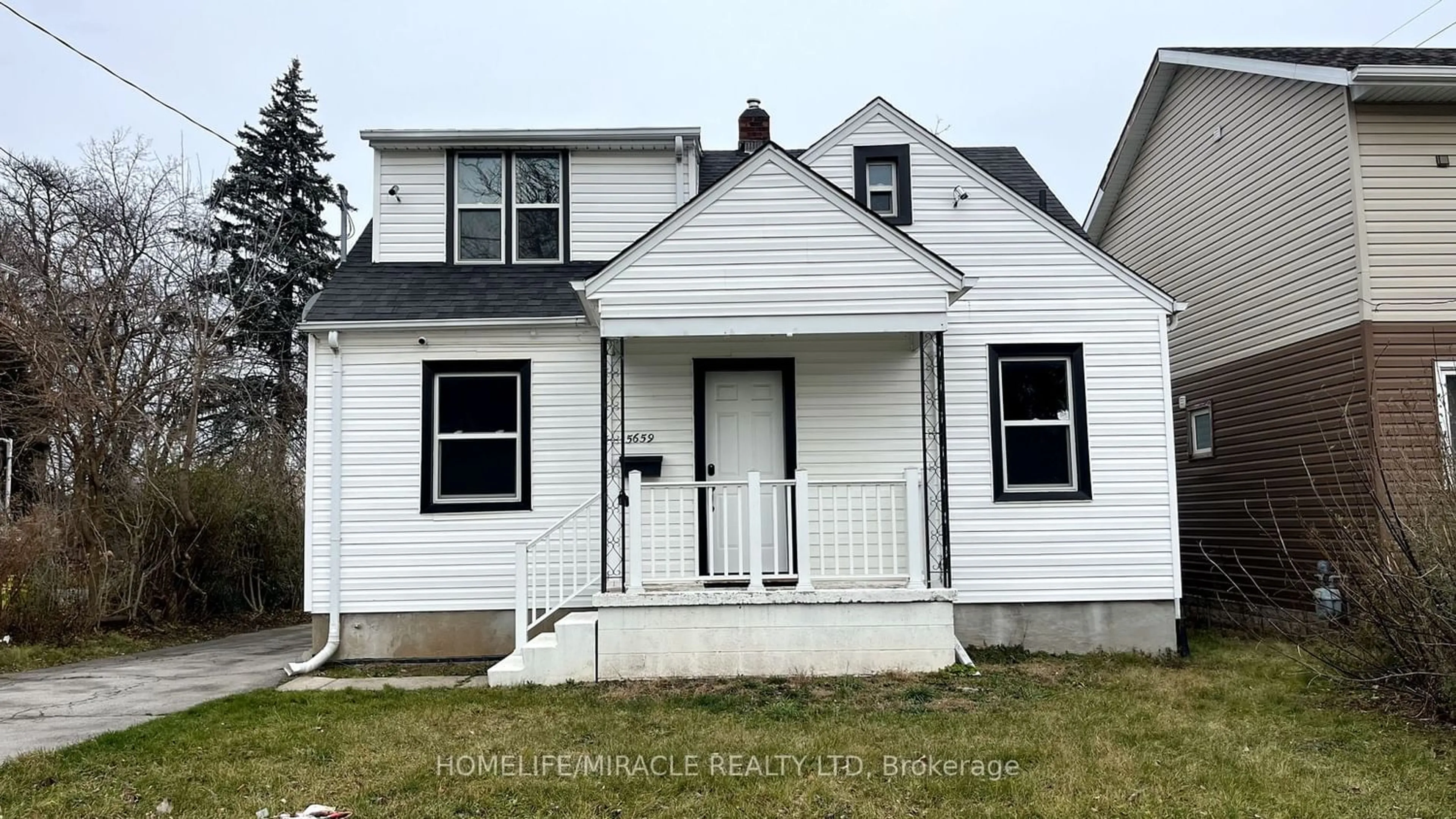 Frontside or backside of a home for 5659 Robinson St, Niagara Falls Ontario L2G 2B1