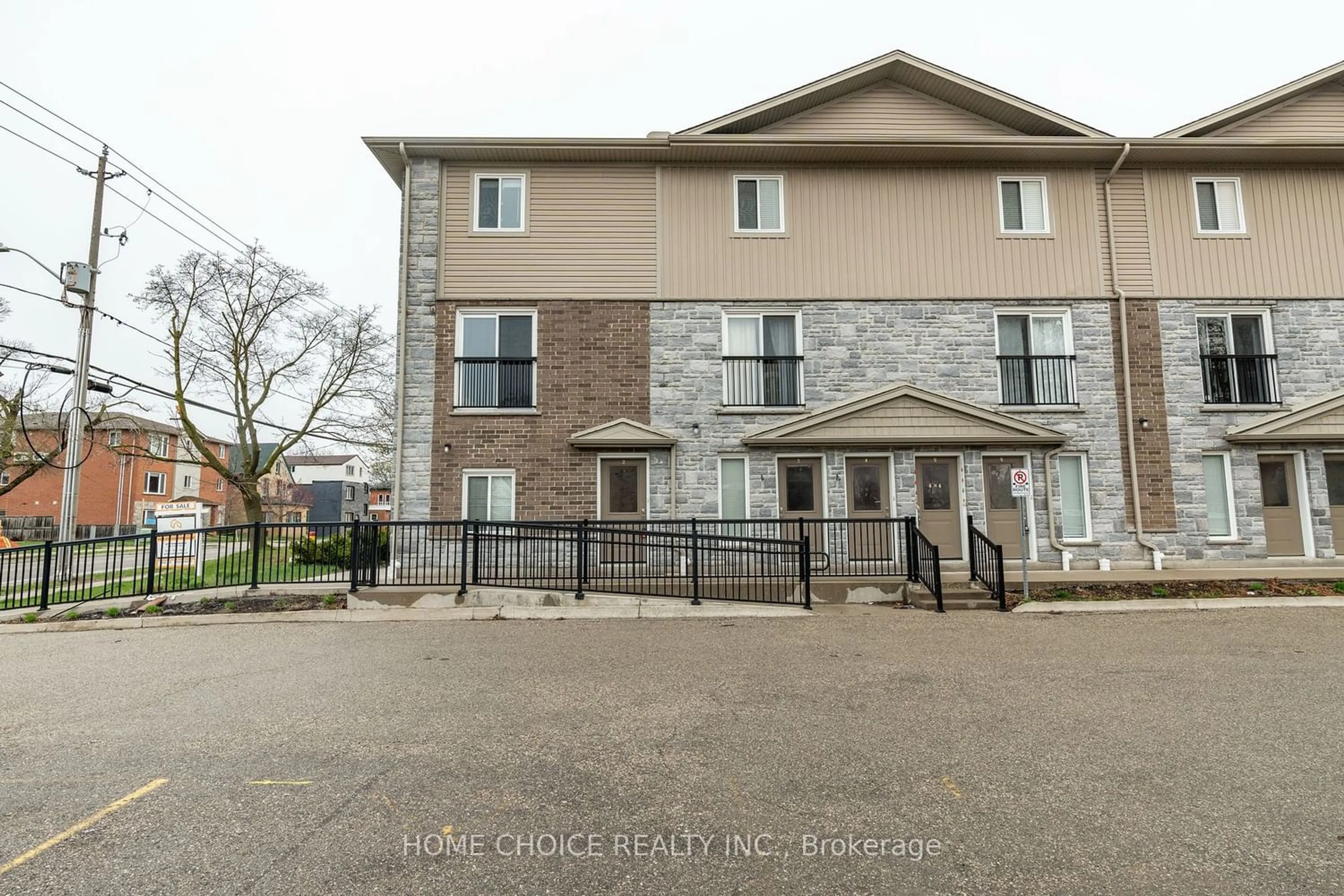 A pic from exterior of the house or condo for 122 Courtland Ave #2, Kitchener Ontario N2G 0B8