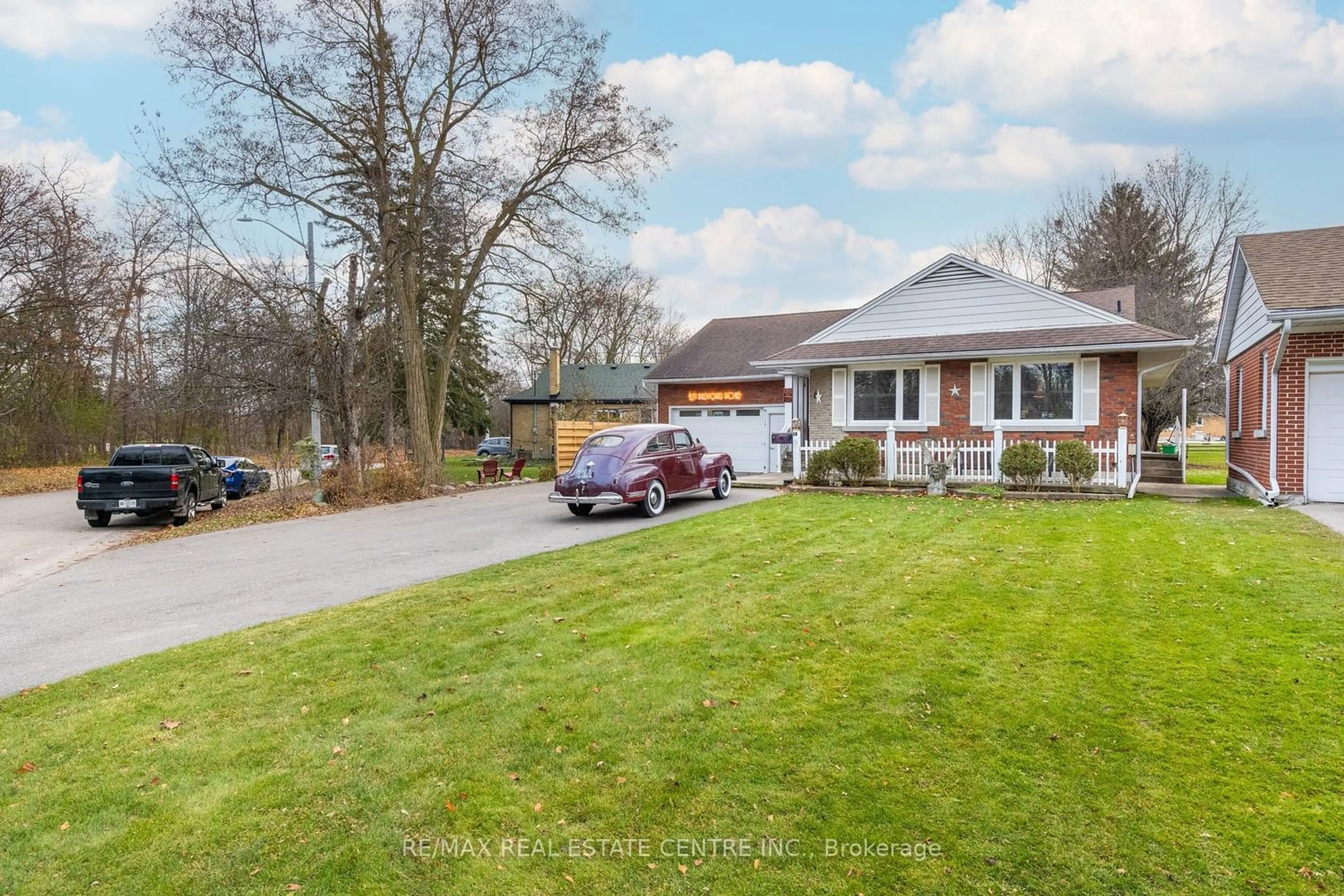 Frontside or backside of a home for 271 Bedford Rd, Kitchener Ontario N2G 3A7