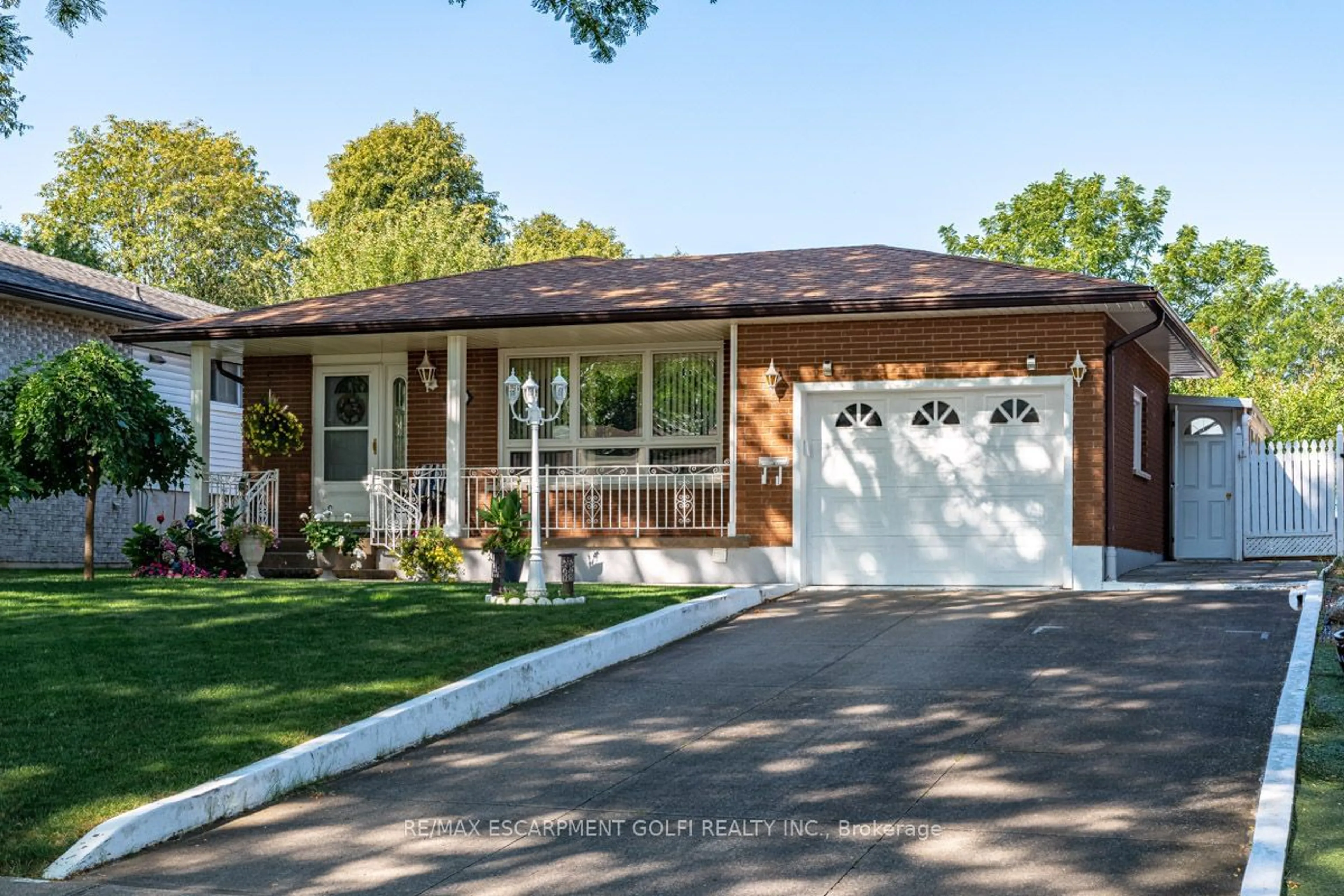 Home with brick exterior material for 5061 University Ave, Niagara Falls Ontario L2E 7B2