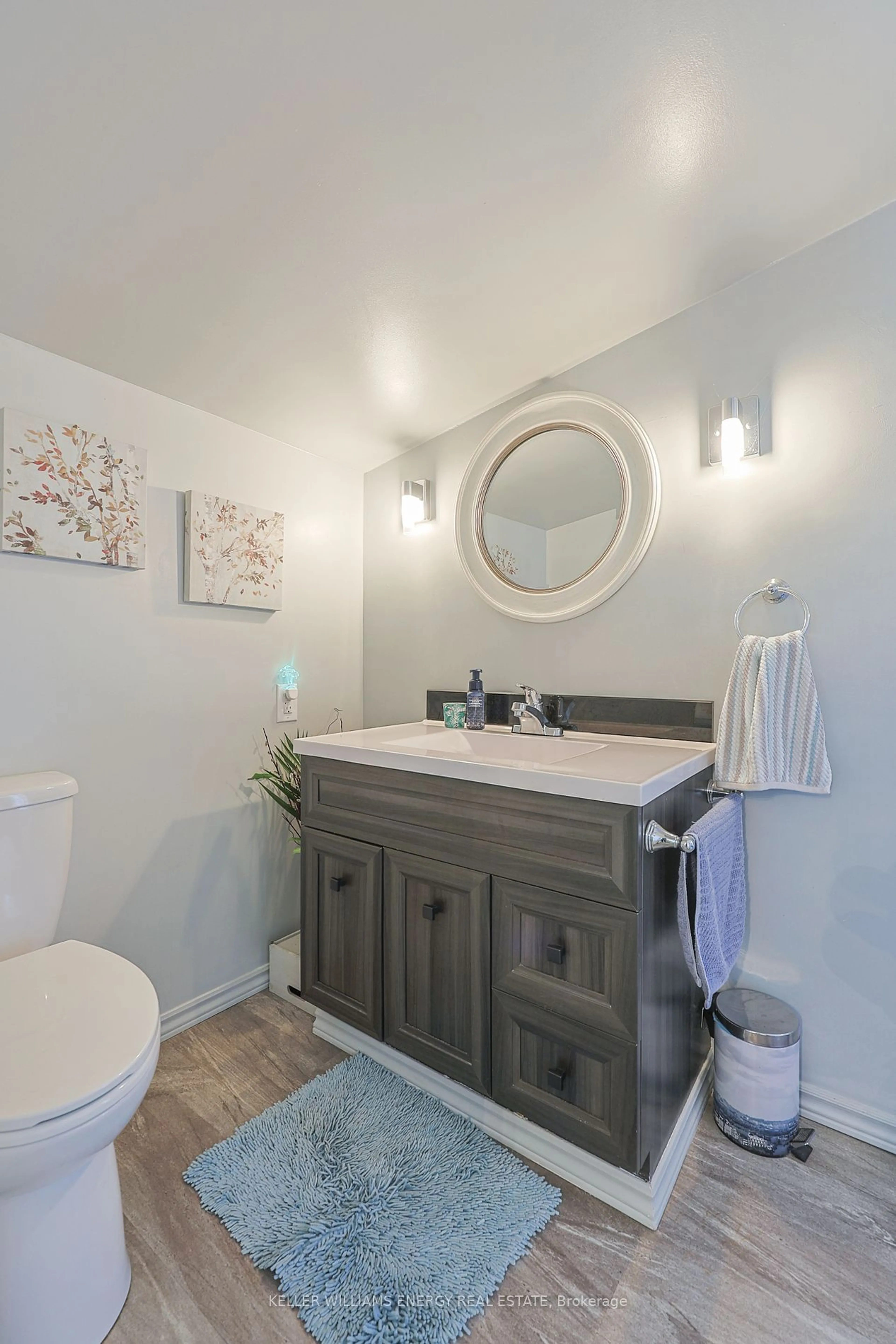 Contemporary bathroom for 16 King St, Brighton Ontario K0K 1R0