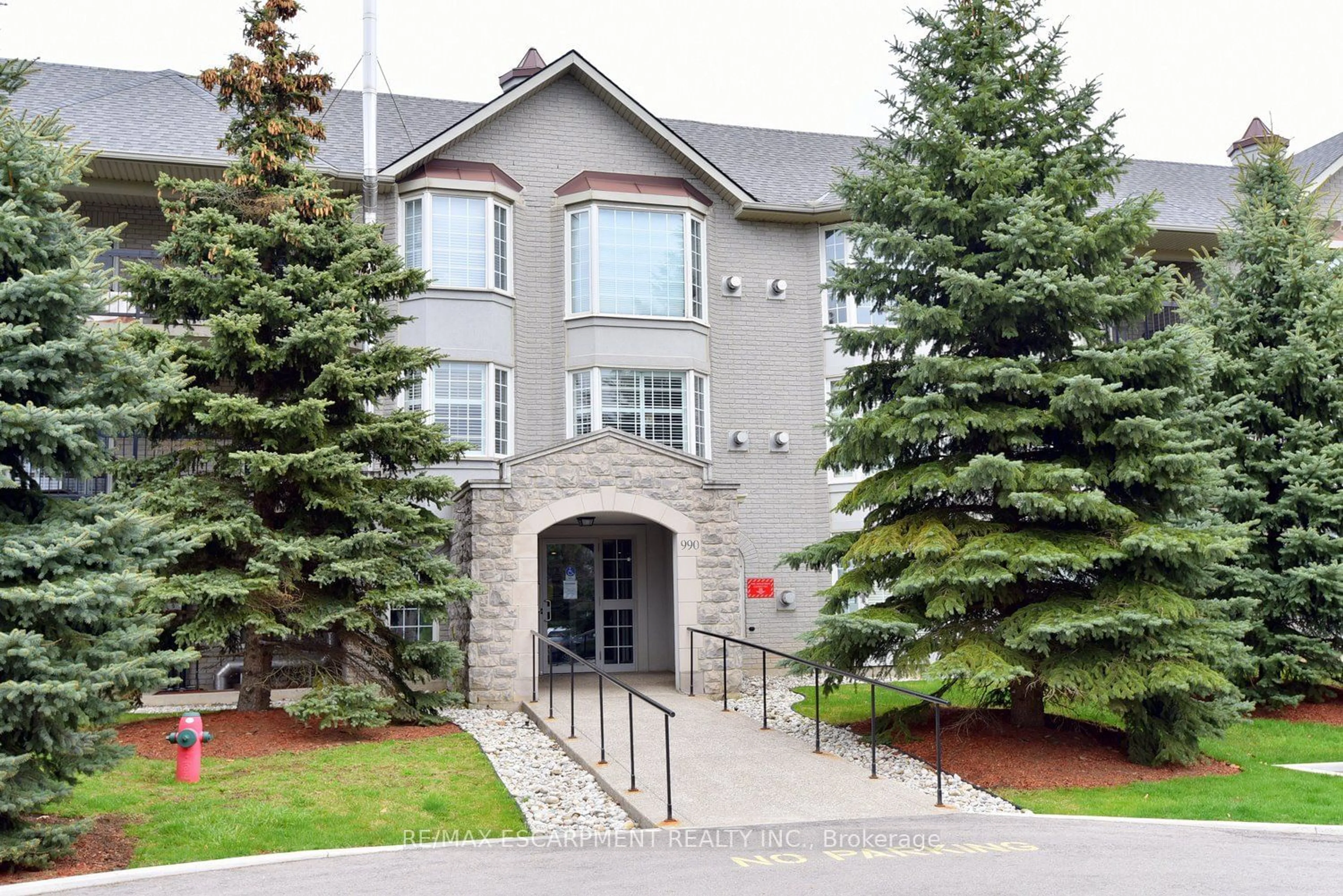 A pic from exterior of the house or condo for 990 Golf Links Rd #308, Hamilton Ontario L9K 1J8