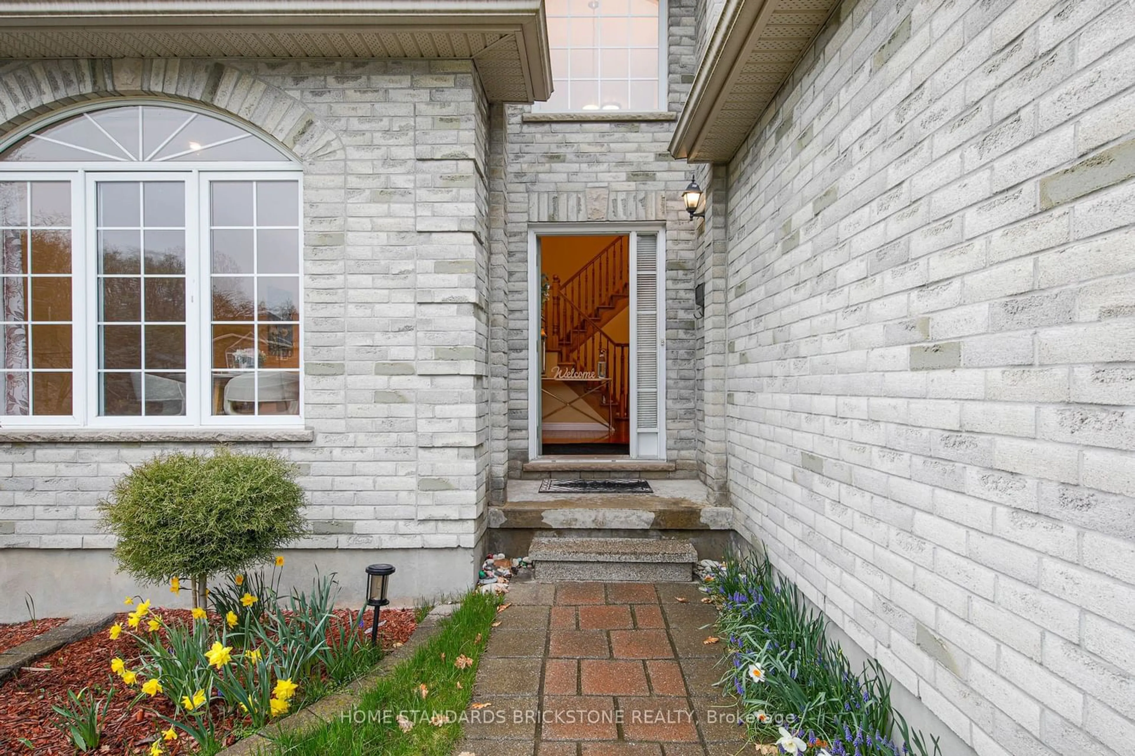 Home with brick exterior material for 956 Guildwood Blvd Blvd, London Ontario N6H 4G3