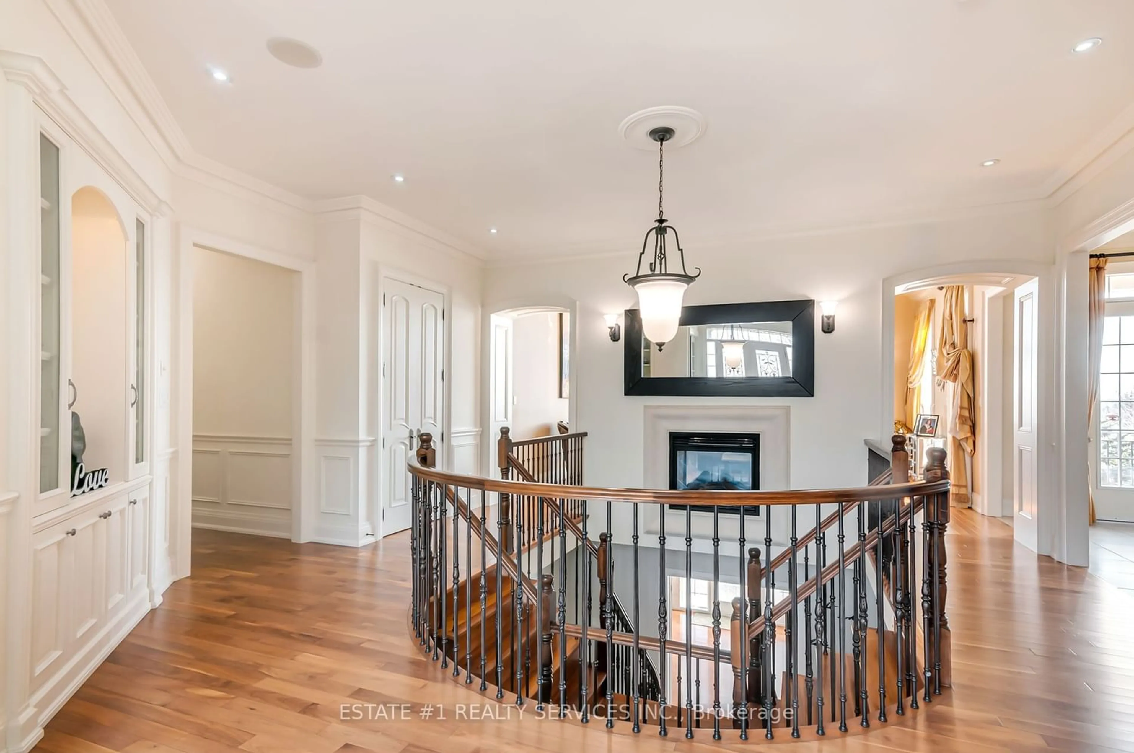 Indoor foyer for 12 Orchard Dr, Mono Ontario L9W 6L7