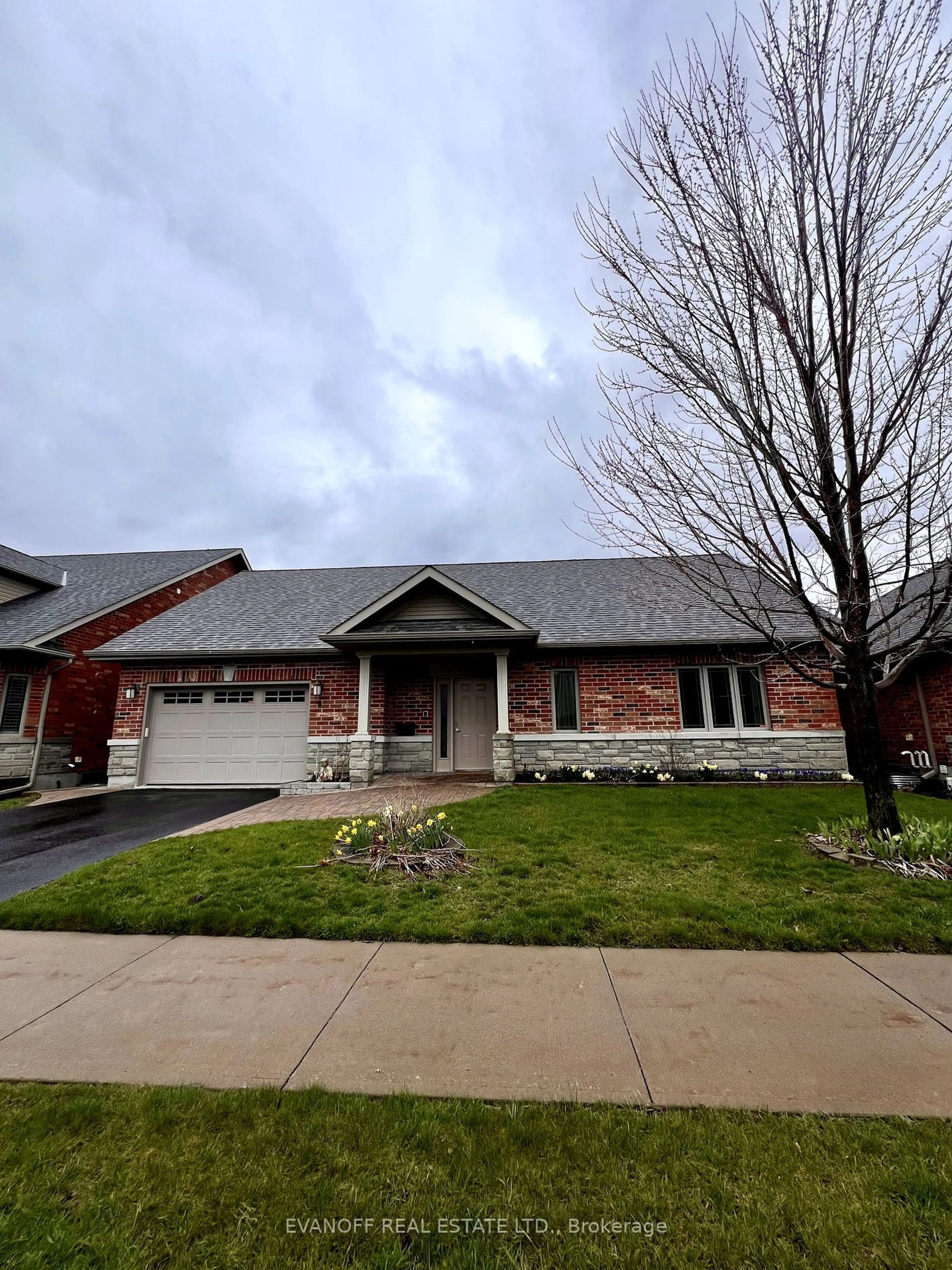Home with brick exterior material for 8 Green Arbour Way, Kawartha Lakes Ontario K9V 0E6
