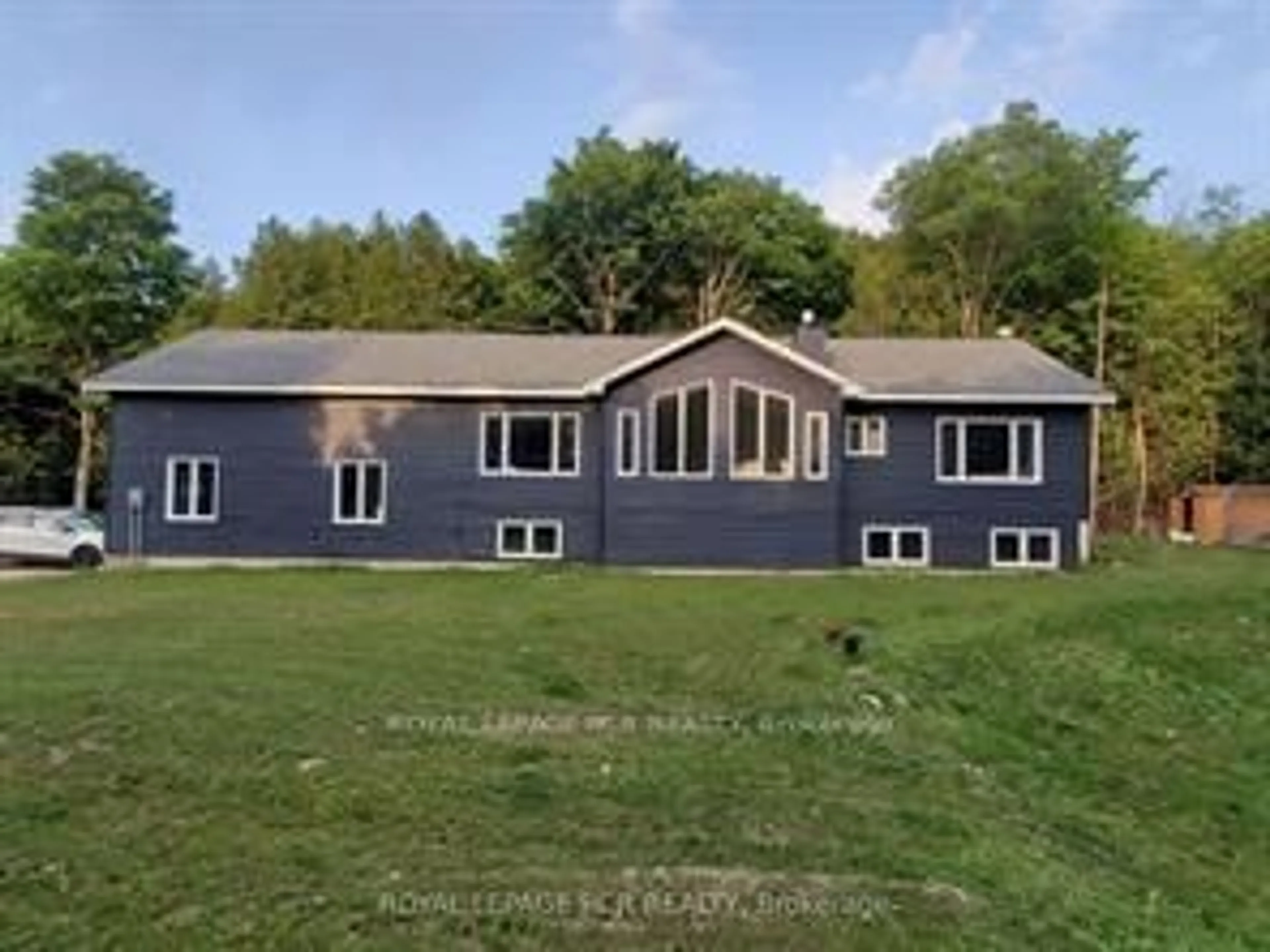 Frontside or backside of a home for 135 Lake Dr, West Grey Ontario N0C 1H0