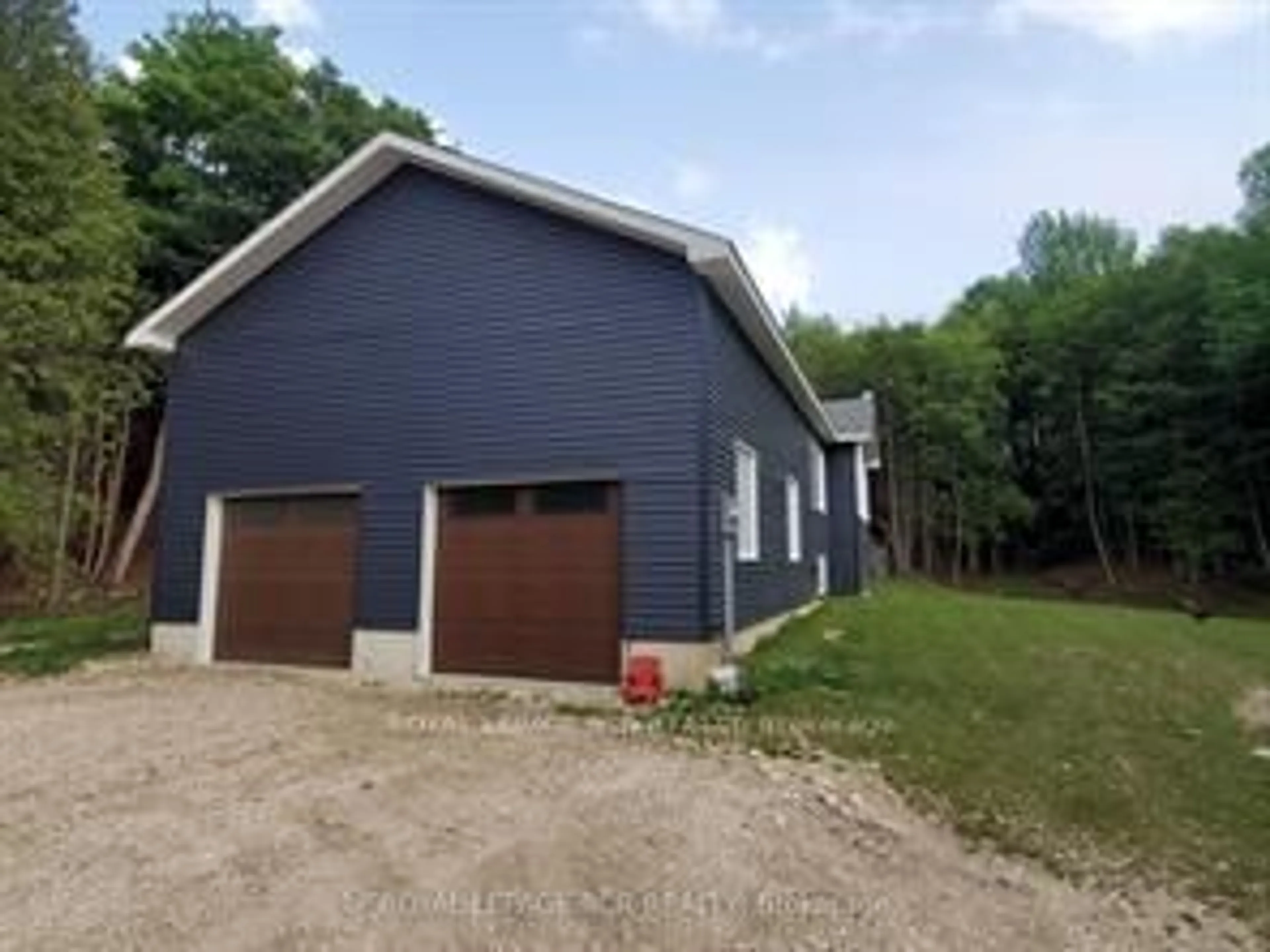 Frontside or backside of a home for 135 Lake Dr, West Grey Ontario N0C 1H0