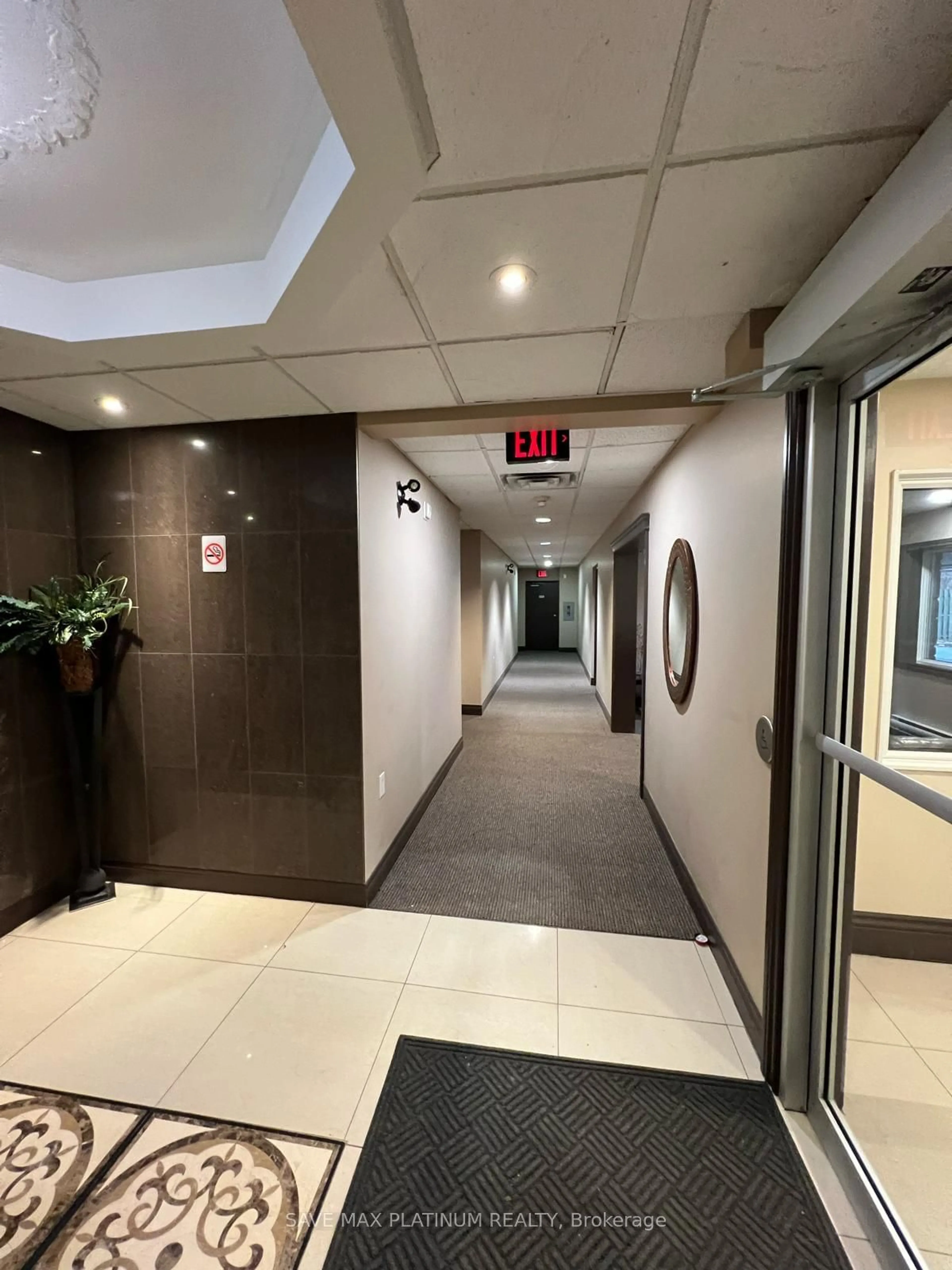 Indoor foyer for 6928 Ailanthus Ave #104, Niagara Falls Ontario L2G 4C8