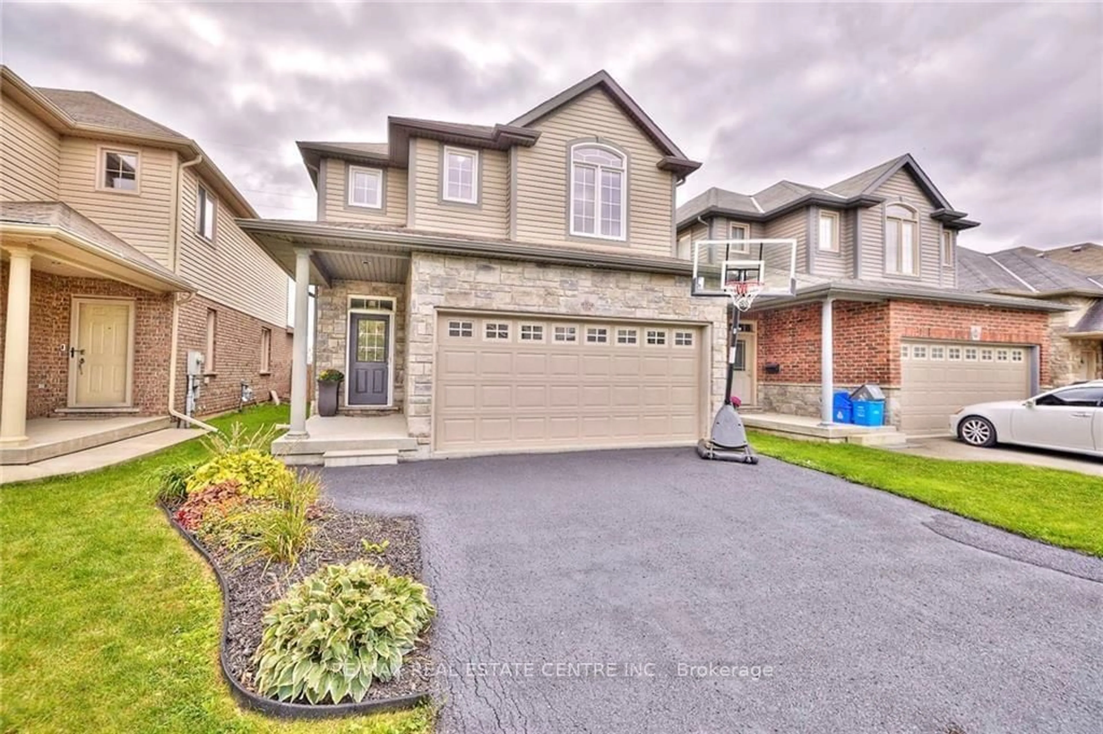 Frontside or backside of a home for 8516 Milomir St, Niagara Falls Ontario L2H 0B6