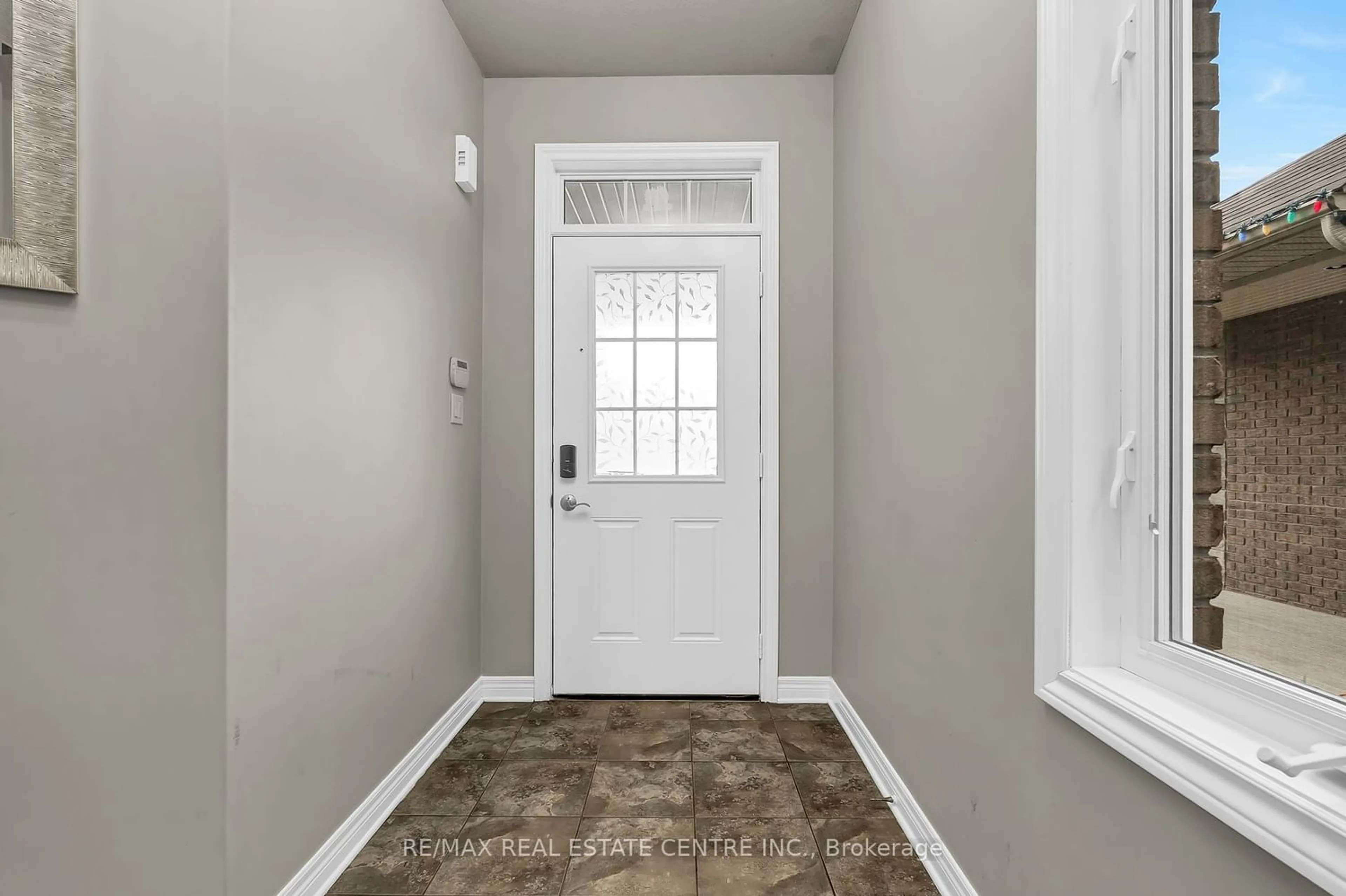 Indoor entryway for 8516 Milomir St, Niagara Falls Ontario L2H 0B6