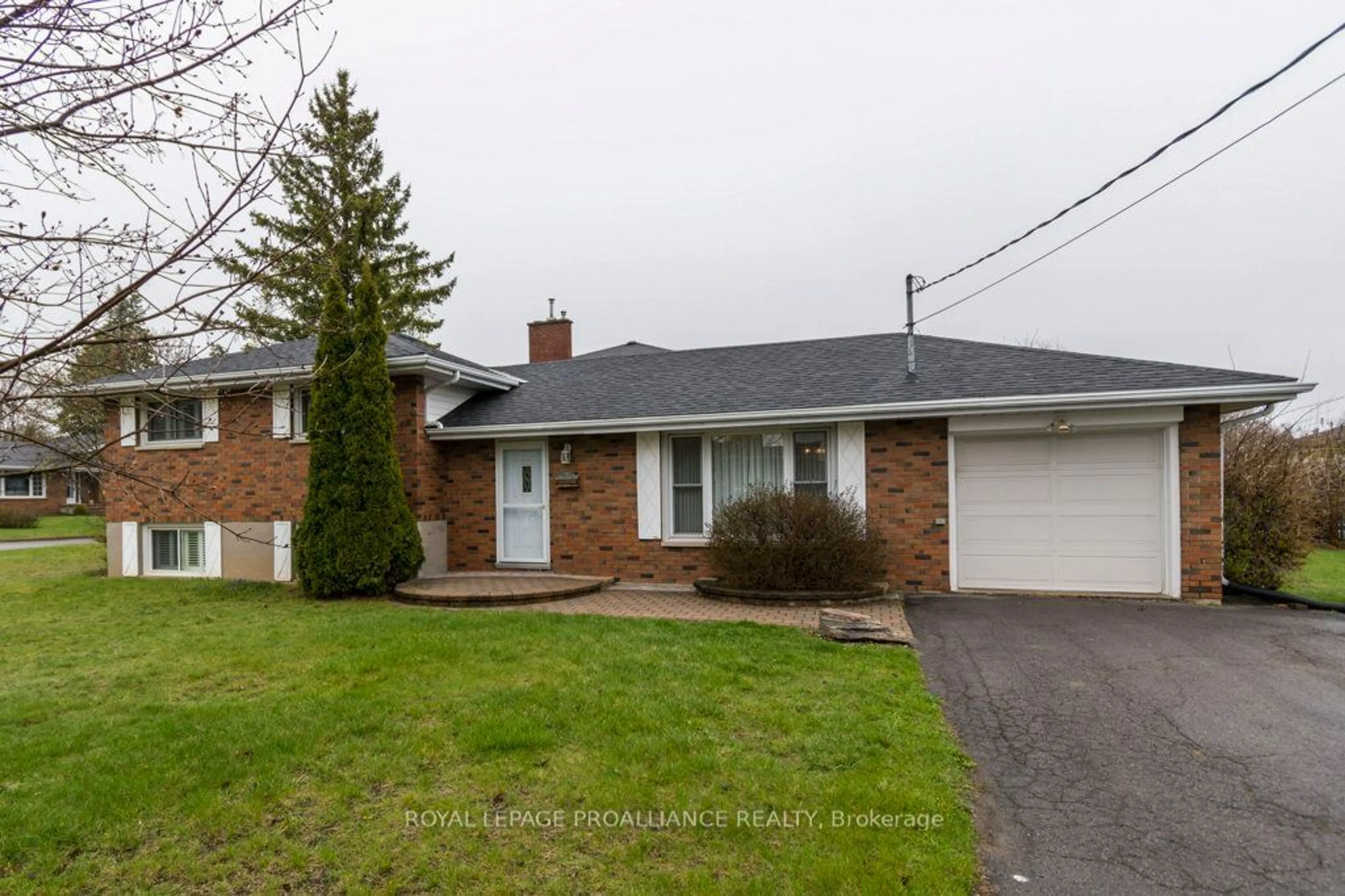 Frontside or backside of a home for 5 Plaza Sq, Belleville Ontario K8N 4J2