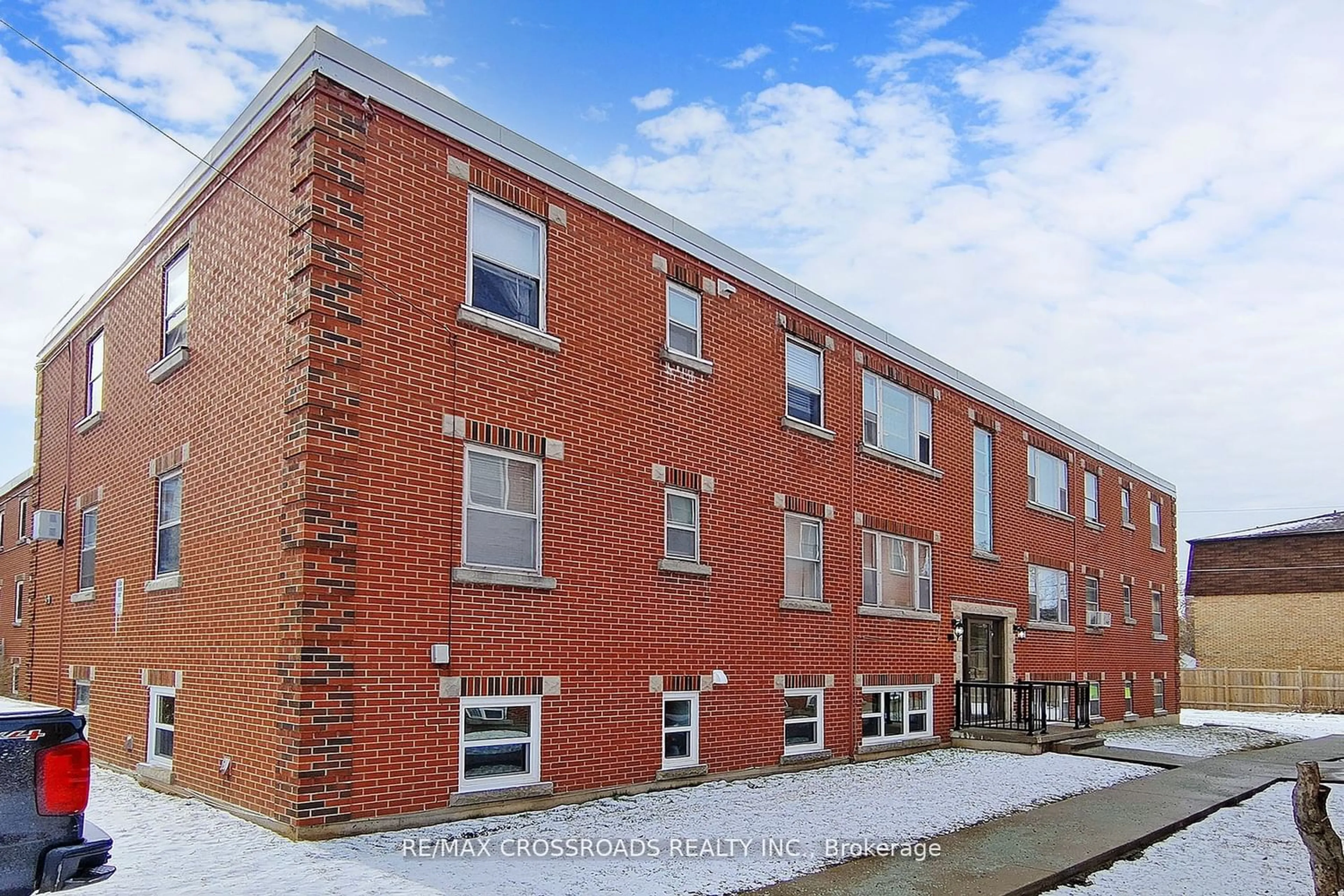 A pic from exterior of the house or condo for 5 Applewood Ave #1B, Hamilton Ontario L8G 3S4