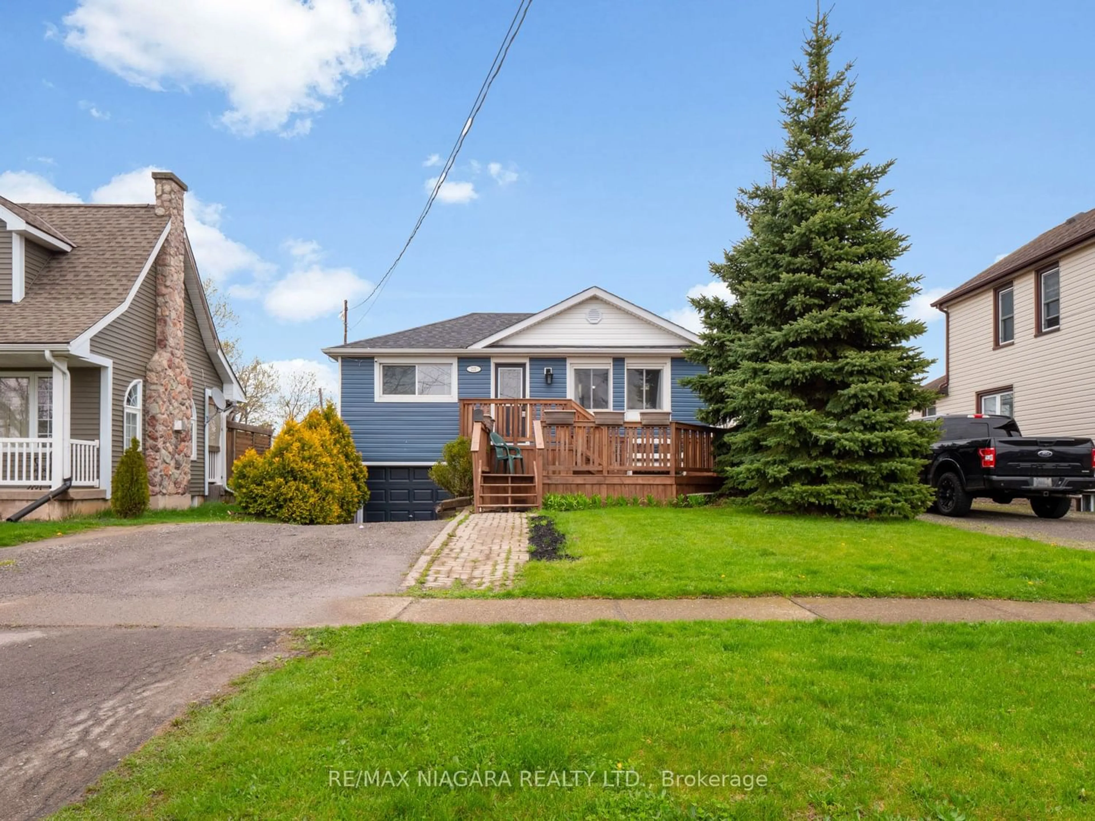 Frontside or backside of a home for 221 Beatrice St, Welland Ontario L3B 2Z6